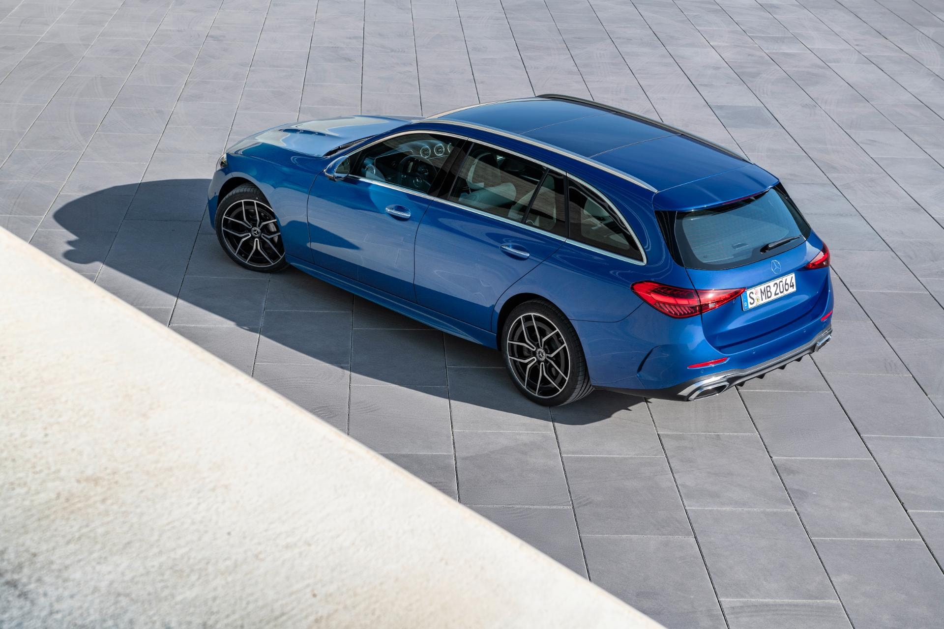 Perspectiva aérea mostrando el diseño de la parte trasera y techo.