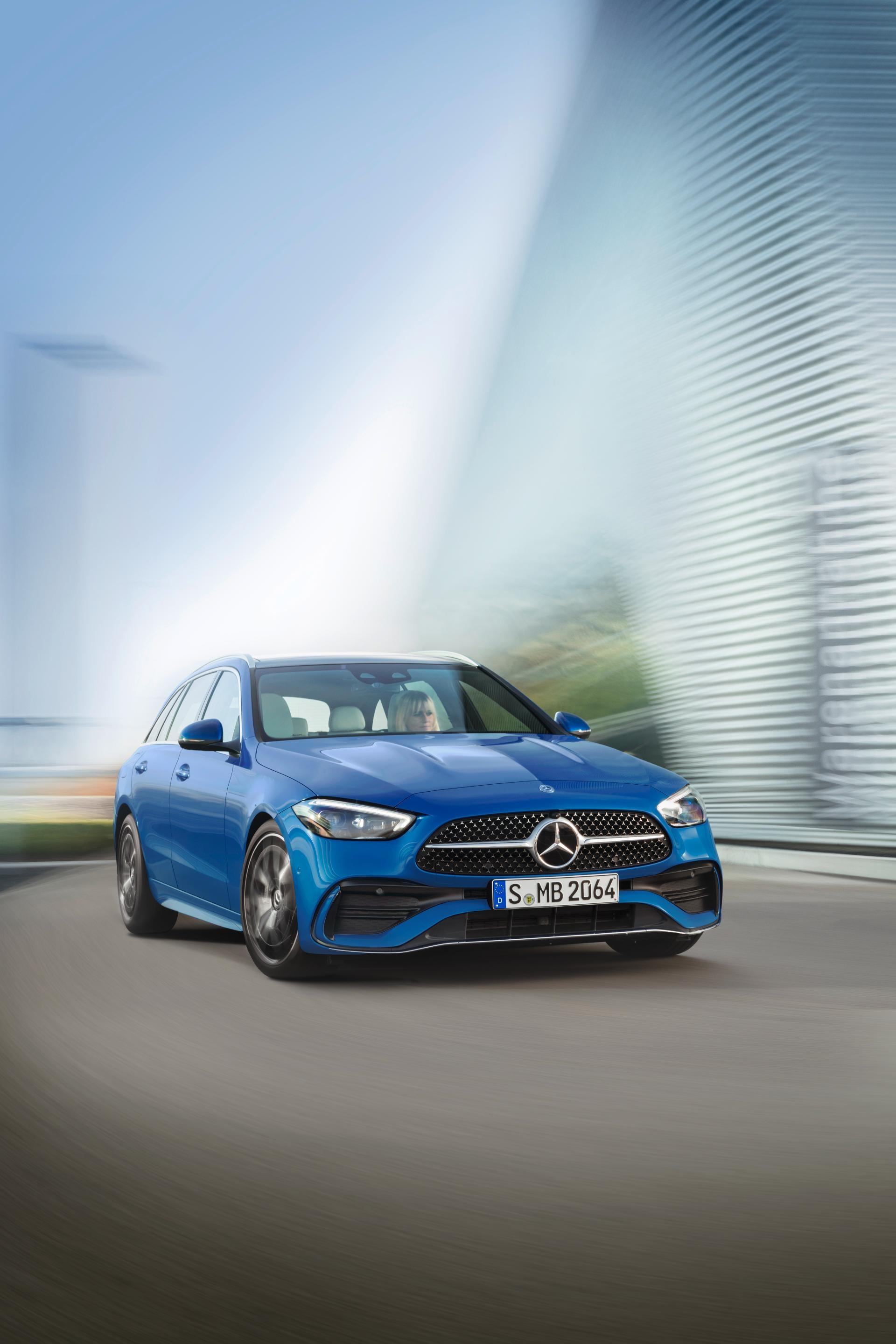 Vista dinámica frontal y lateral, realzando la línea deportiva.