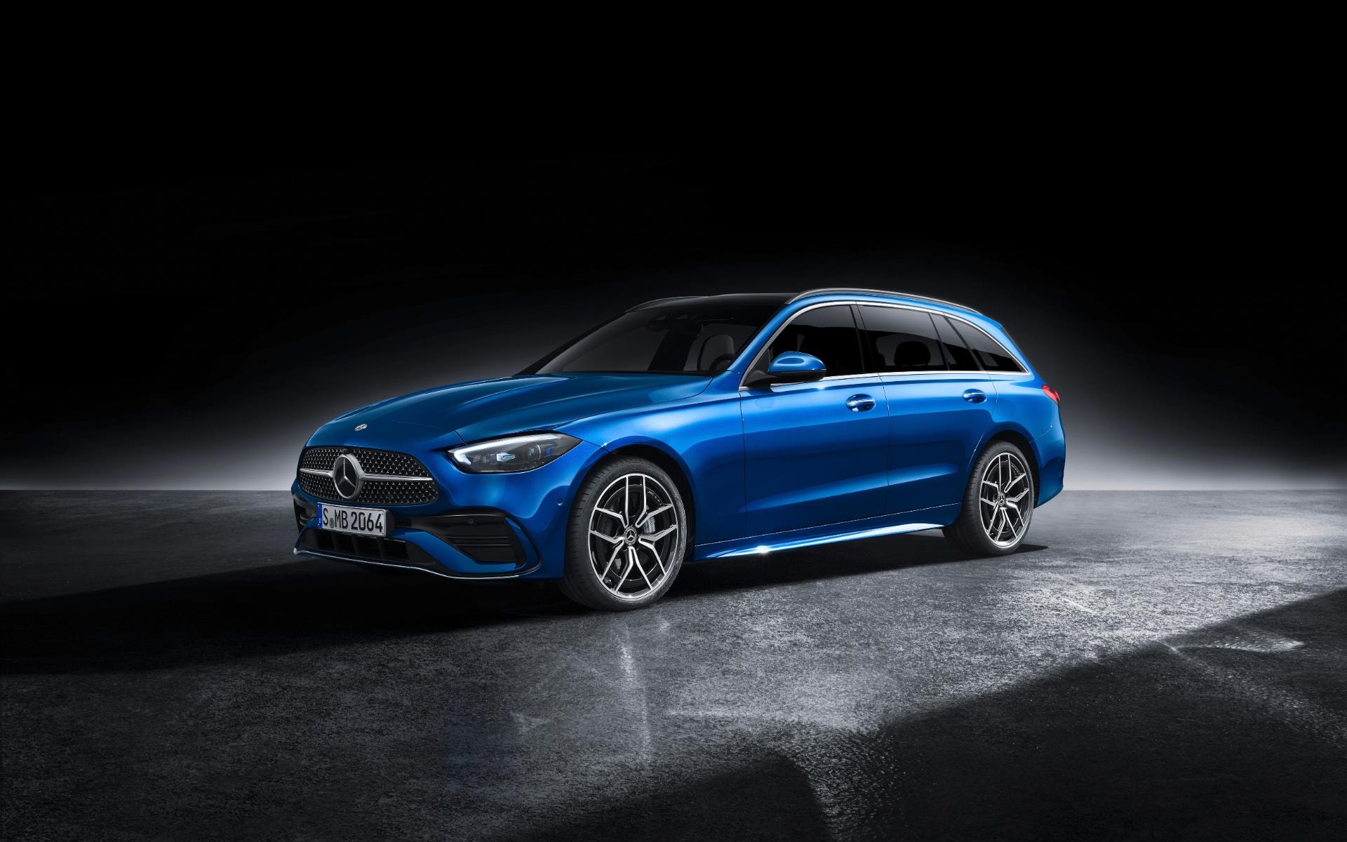 Mercedes Clase C Estate en color azul, exhibiendo su diseño lateral y llantas de aleación.