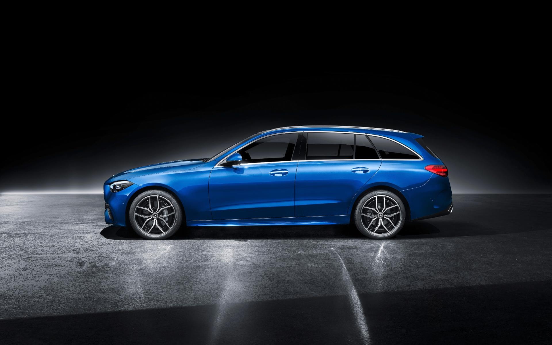 Vista lateral con iluminación estratégica que acentúa su elegancia.