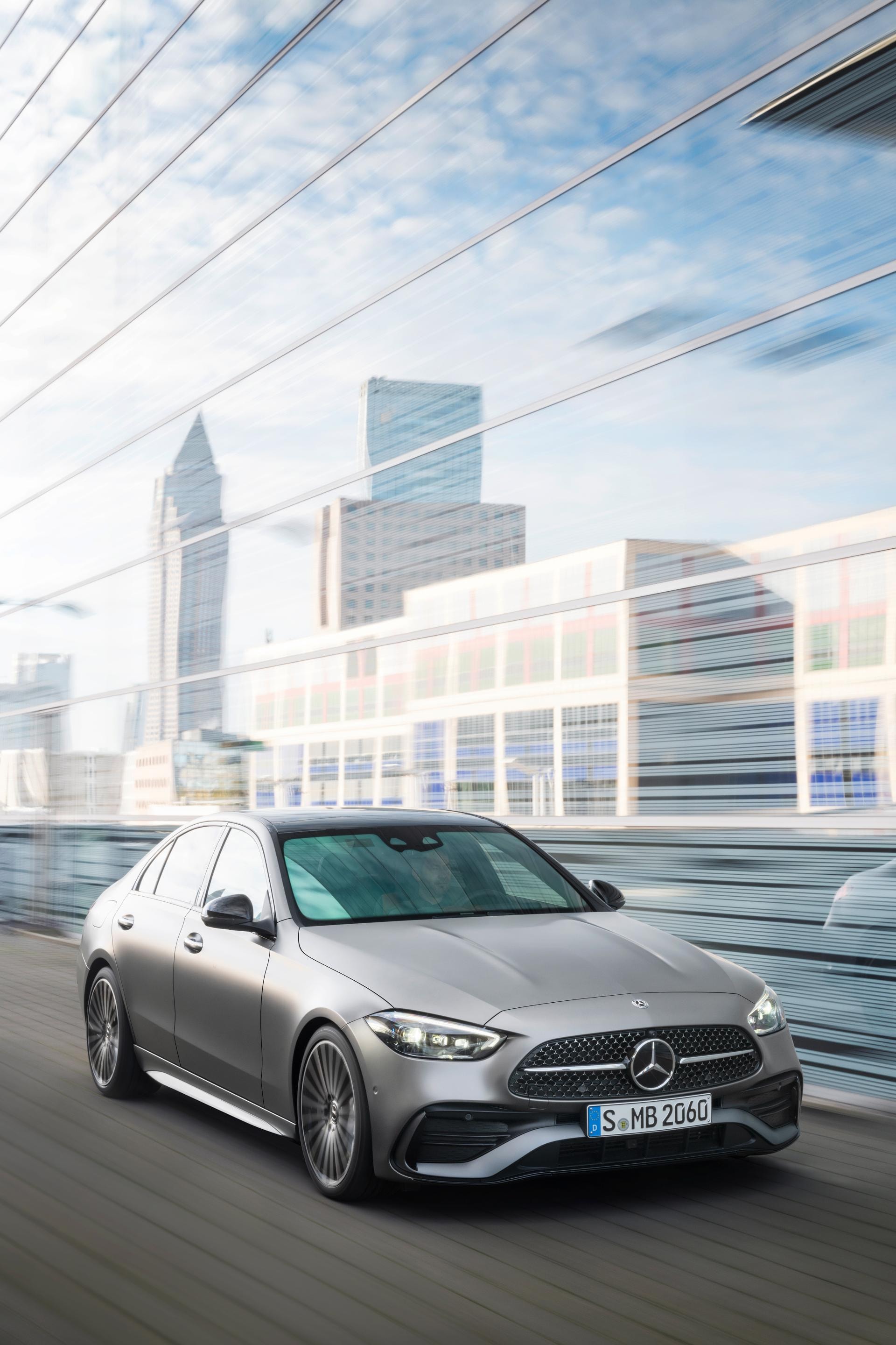 Captura de la estampa urbana con el vehículo en movimiento, delantera y lateral.