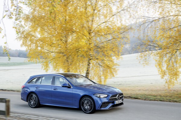 Mercedes Clase C Estate en marcha, integrándose a la perfección con el entorno natural. Mercedes Clase C Estate en marcha, integrándose a la perfección con el entorno natural.