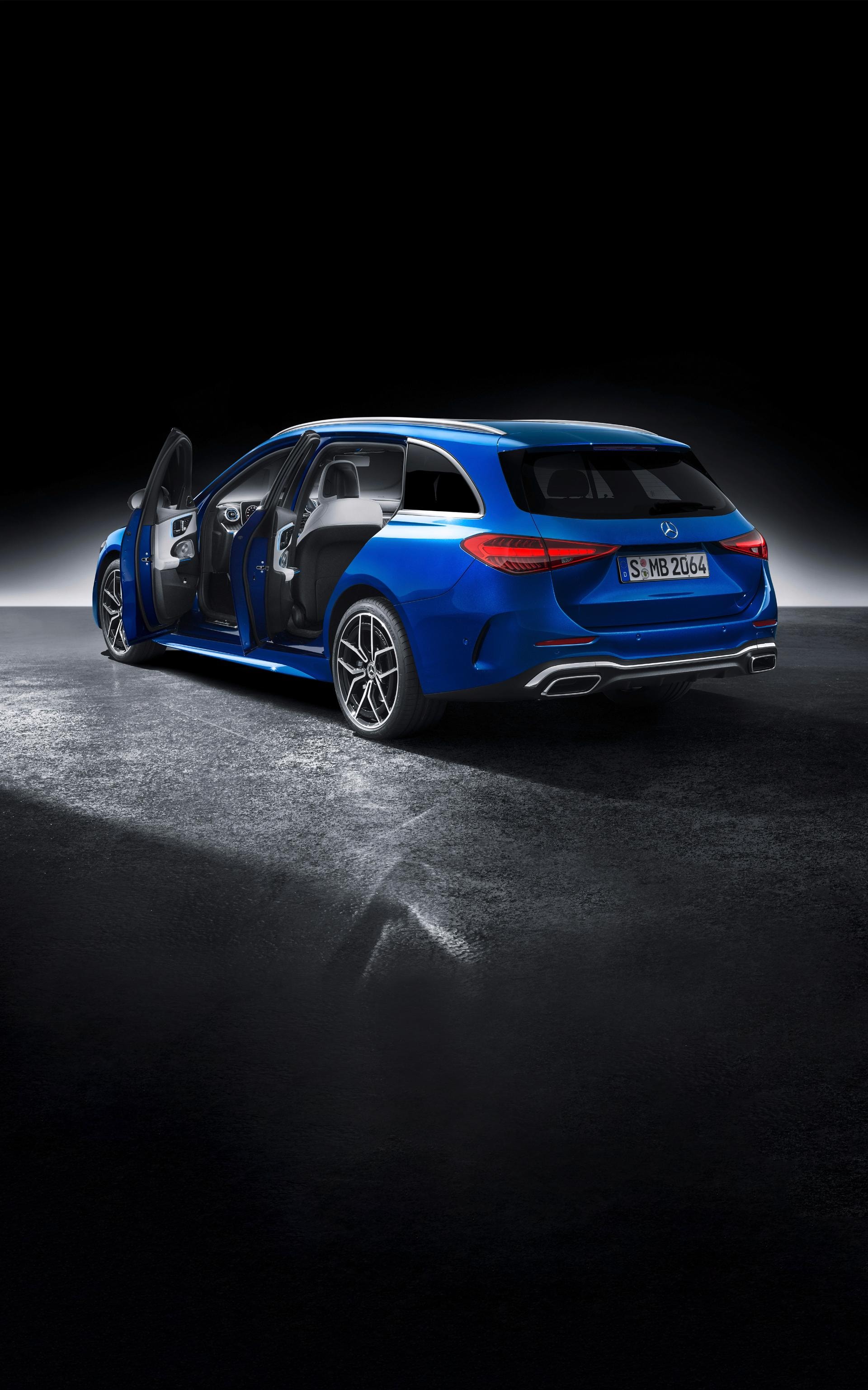 Visión trasera y lateral del Mercedes Clase C Estate con puertas abiertas.