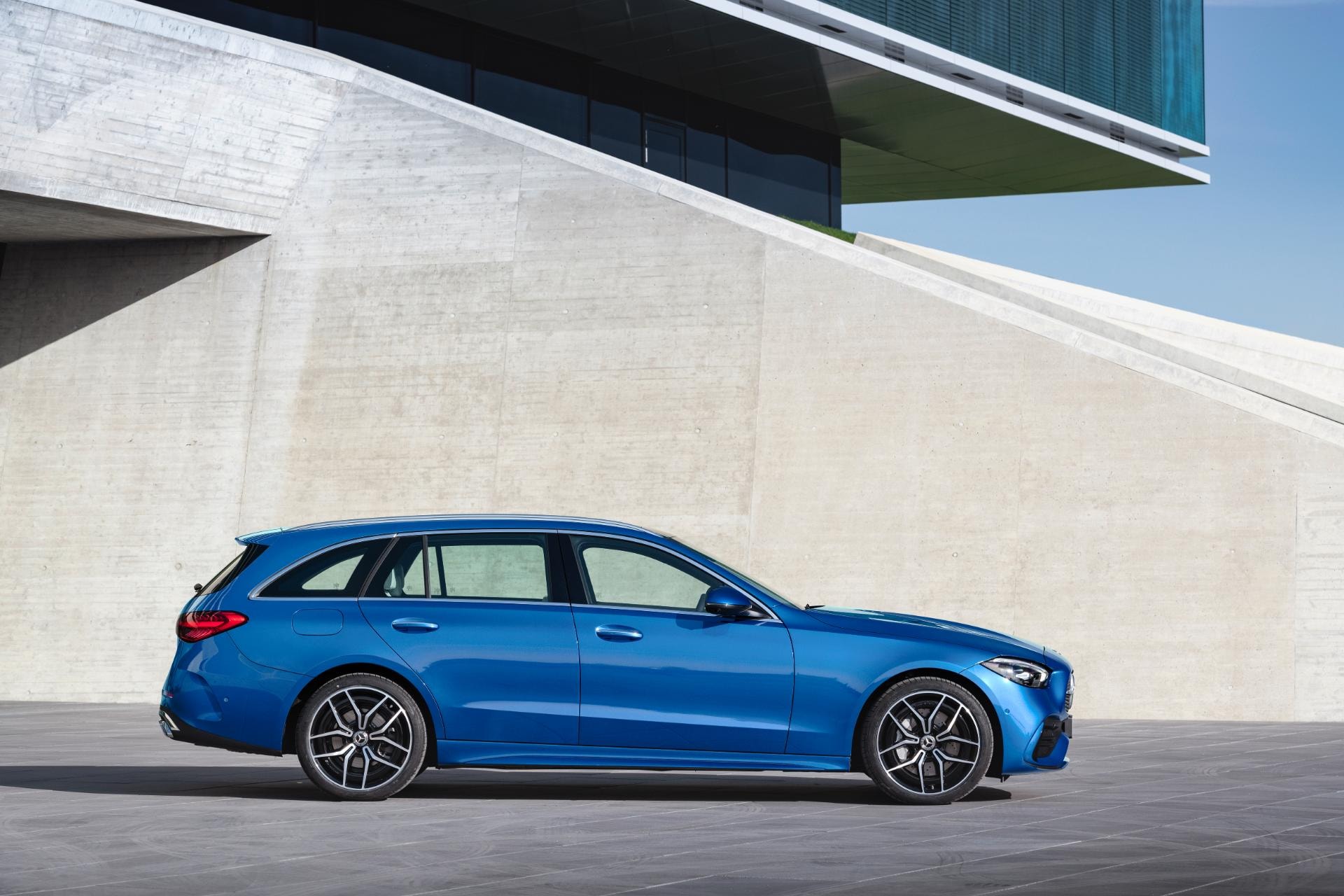 Vista lateral de un Mercedes Clase C Estate azul estacionado