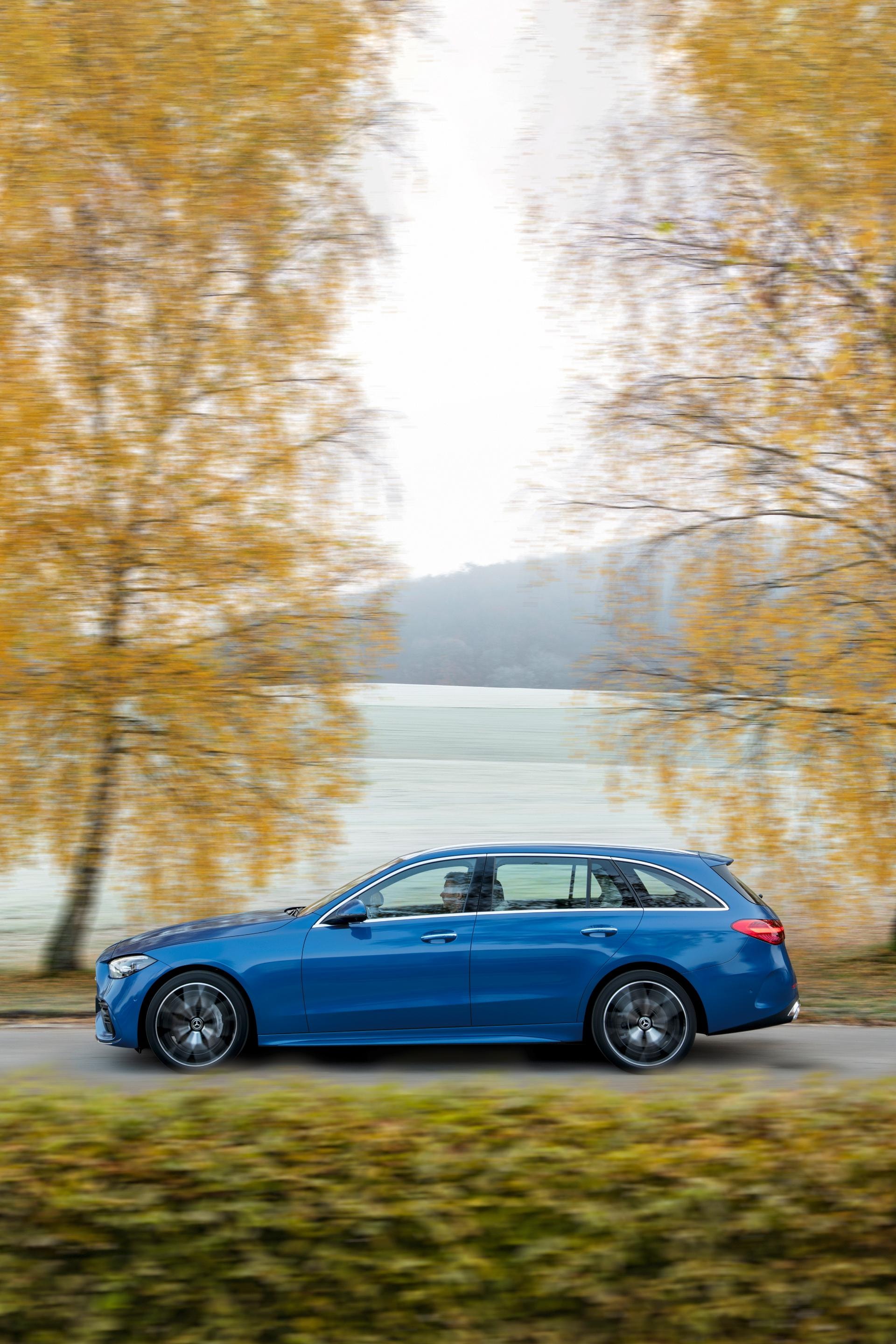 Mercedes Clase C Estate de color azul apreciado en un escenario otoñal.