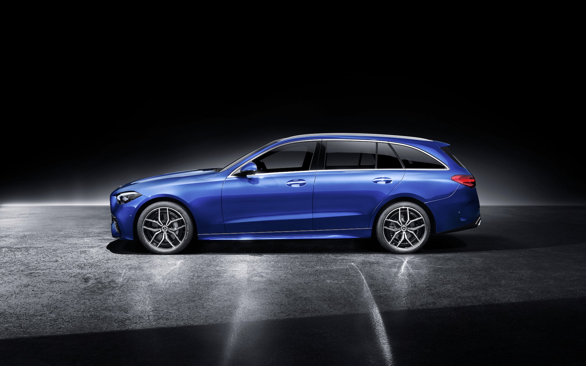 Perfil lateral del Mercedes Clase C Estate, destacando su silueta estilizada.