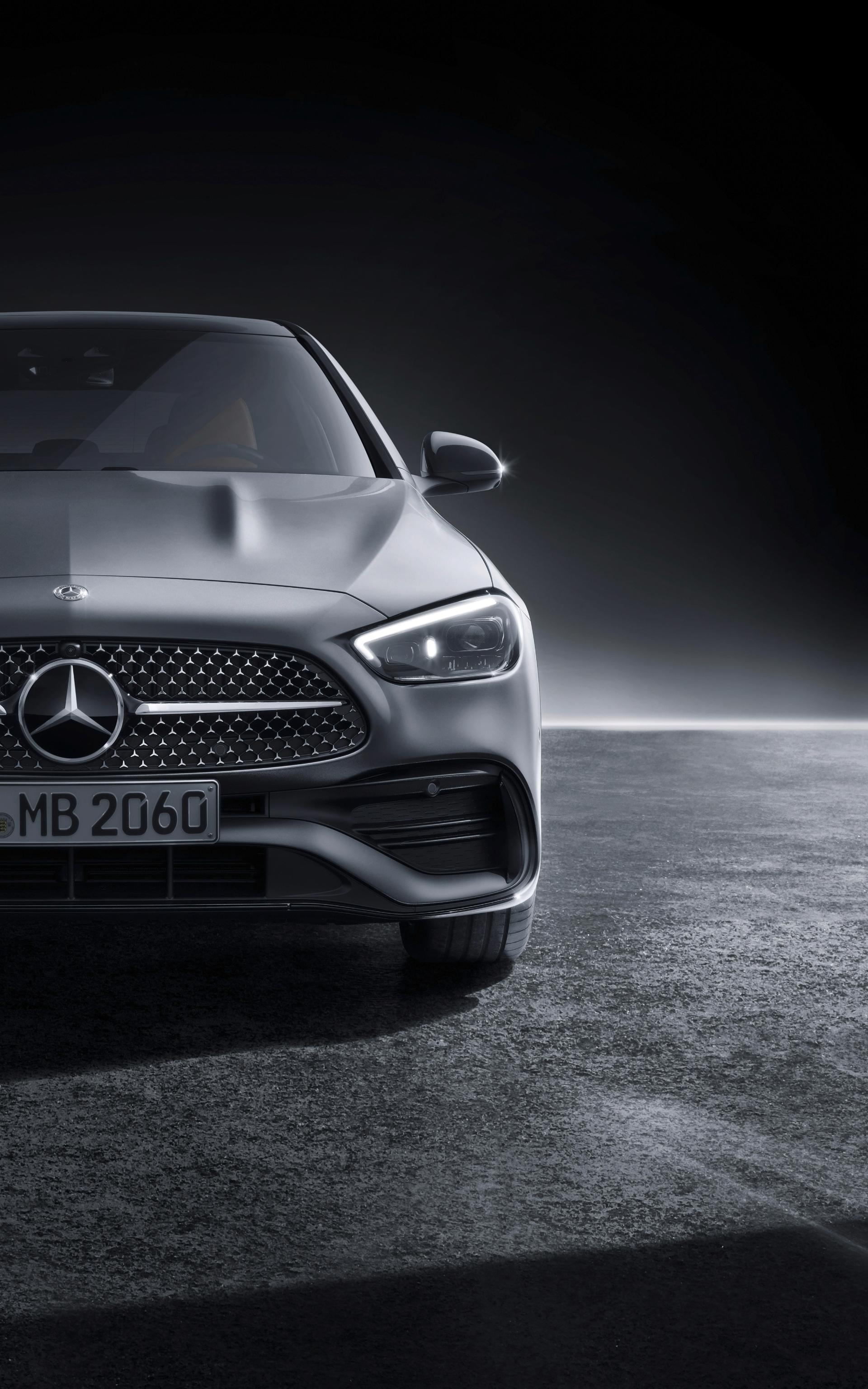 Frontal con perspectiva que realza el estilo y poderío tecnológico del vehículo.