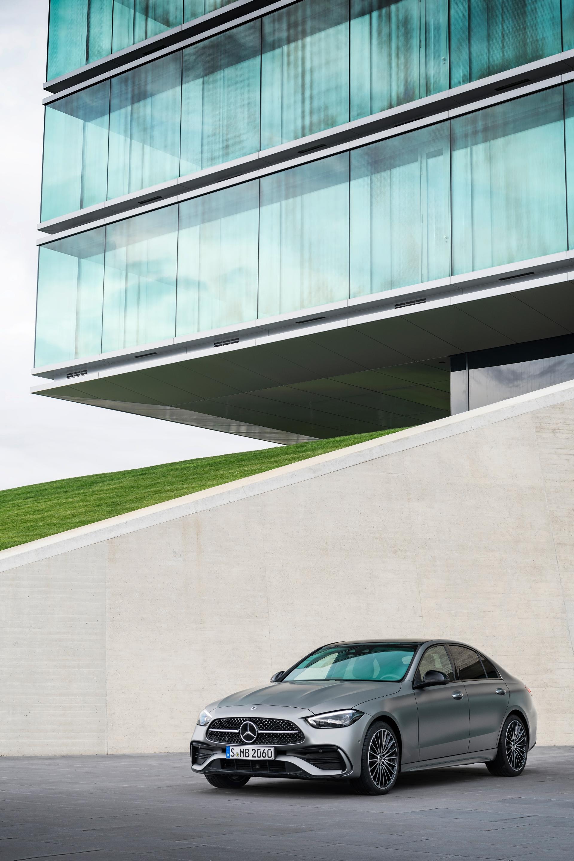 Mercedes Clase C Estate aparcado, mostrando su línea lateral y frontal en un entorno urbano.