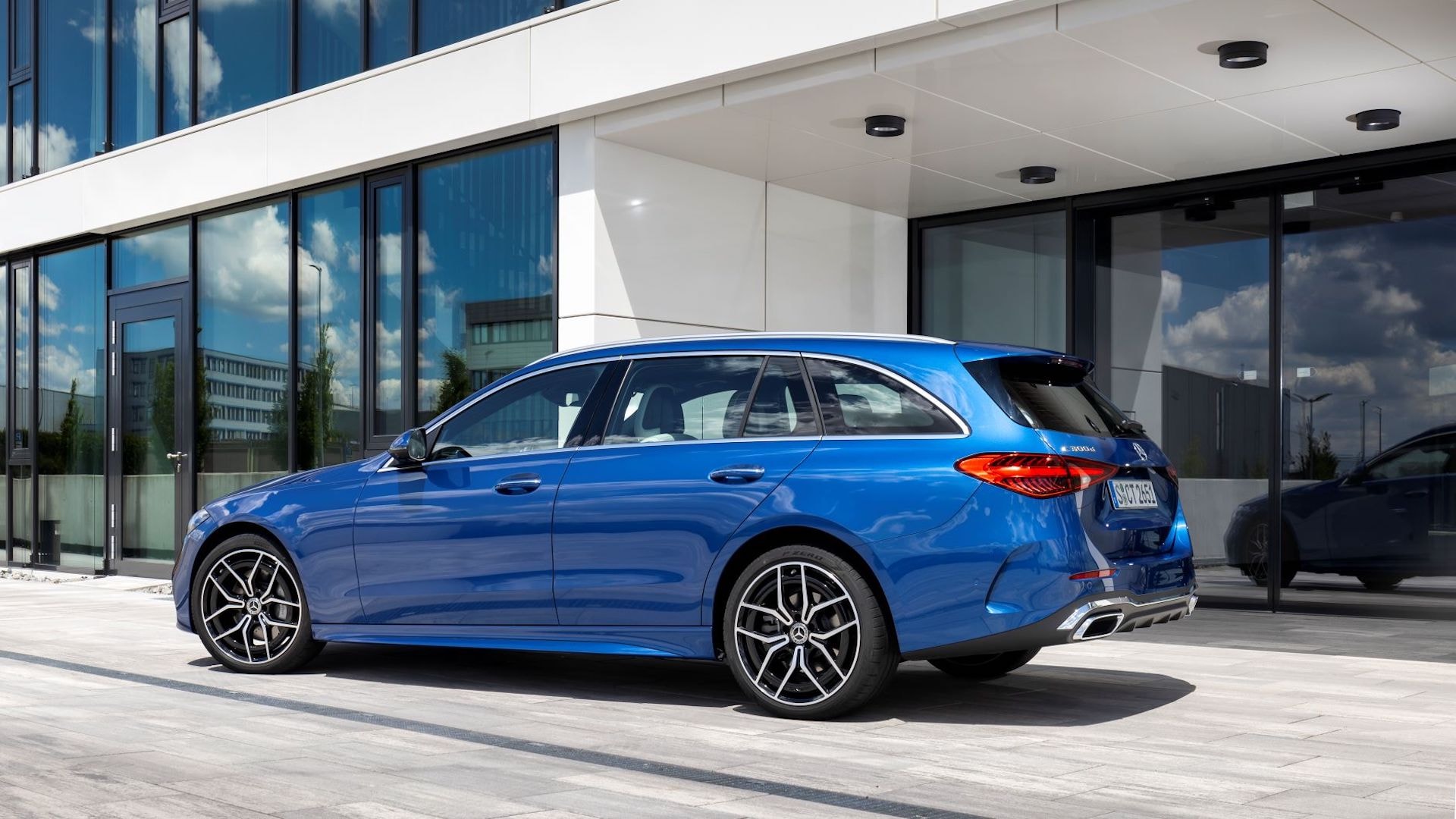 Vista trasera y lateral que muestra la elegancia y dinamismo del diseño.