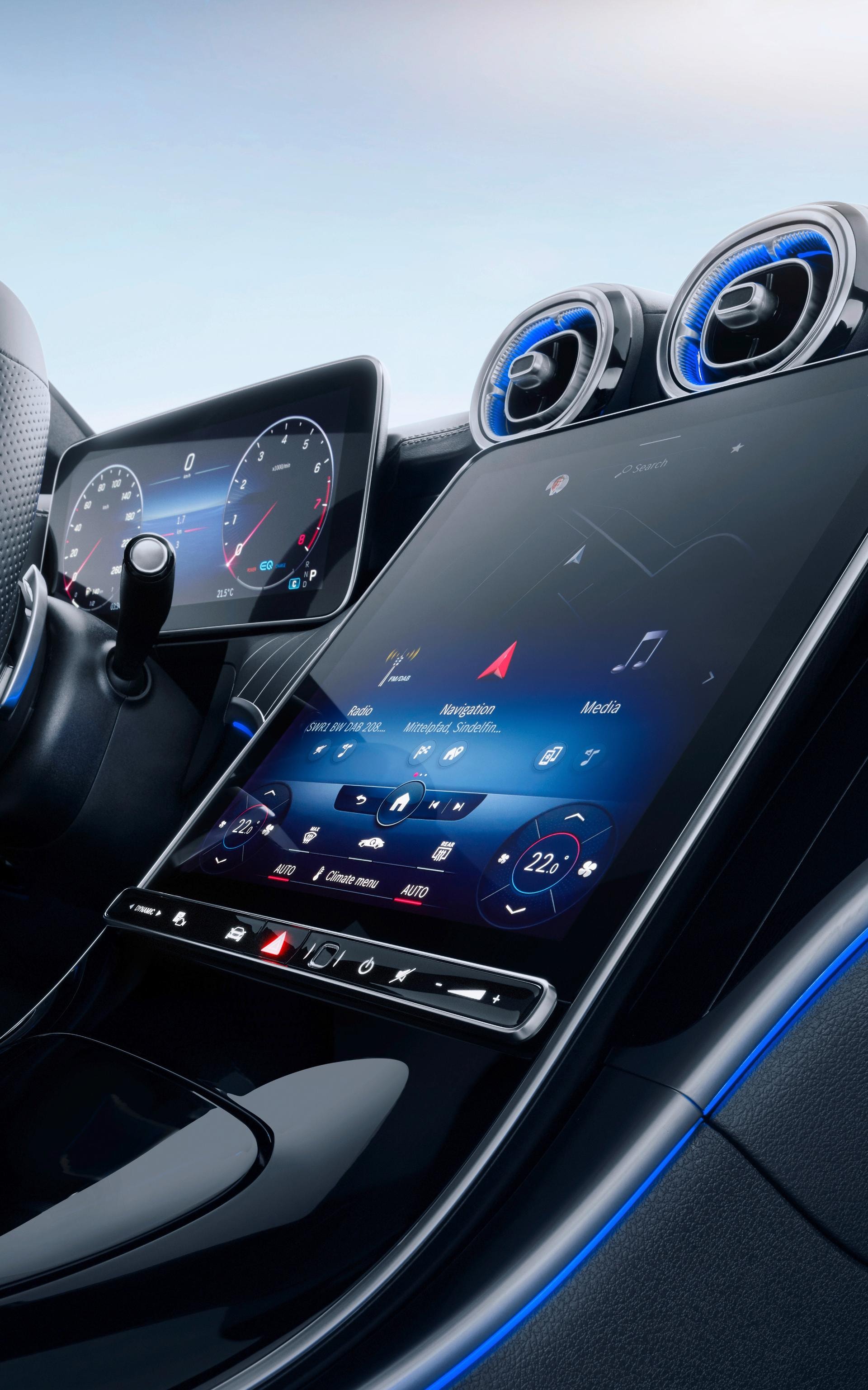 Vista de la consola central táctil y futurista del Mercedes Clase C Híbrido.