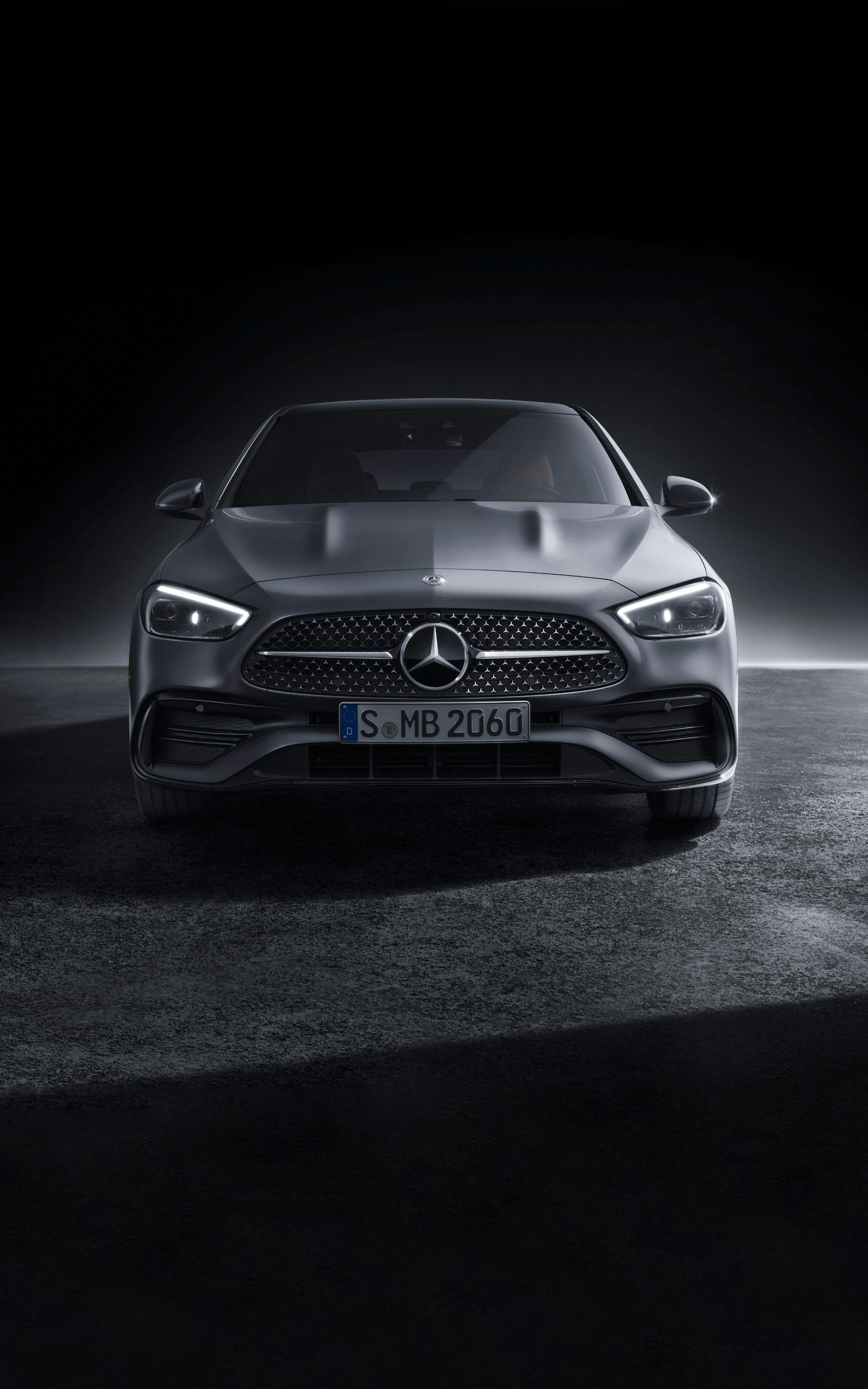 Vista frontal del Mercedes Clase C Híbrido, destacando su diseño nocturno.