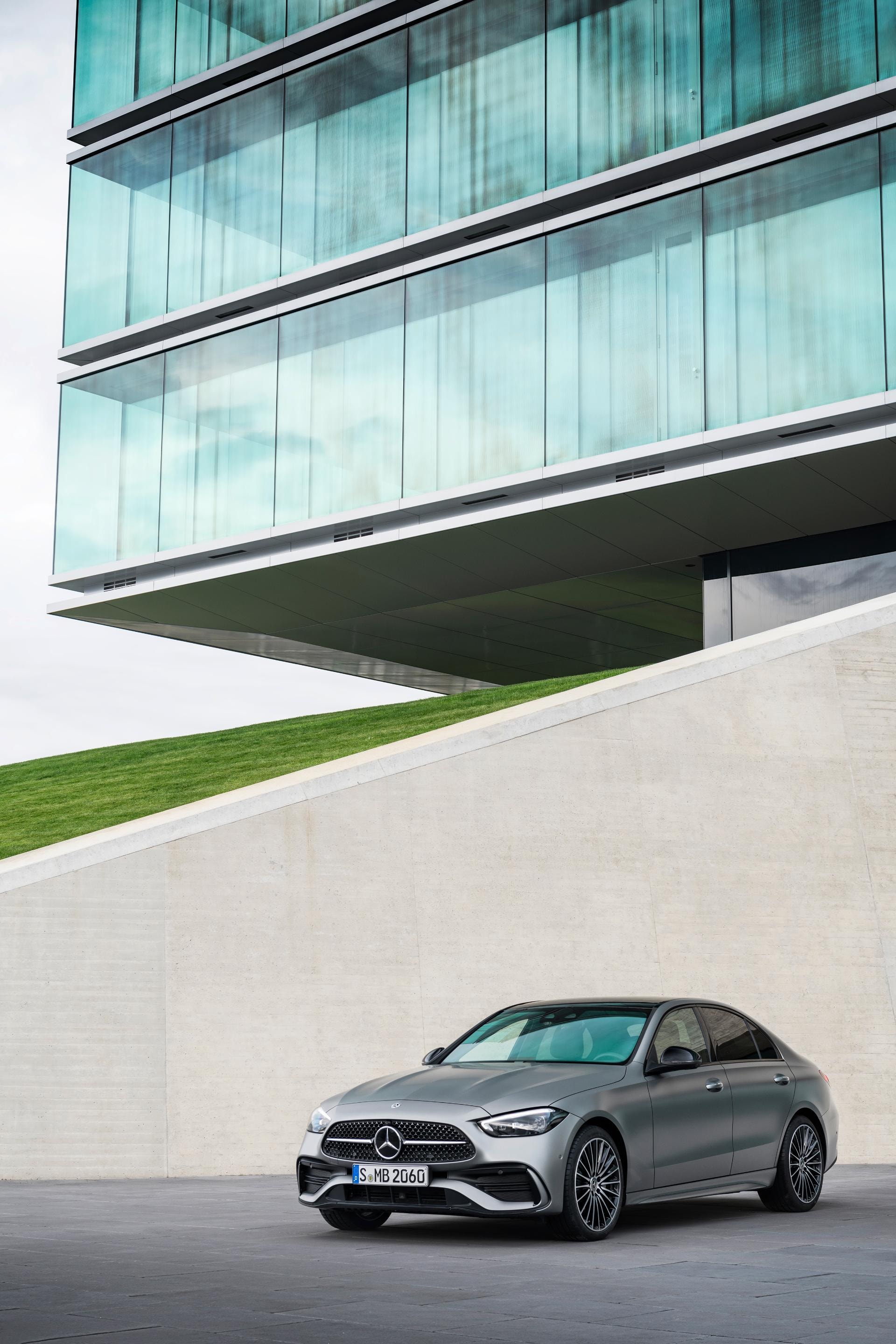 Imagen del coche con un fondo arquitectónico moderno, complementando su diseño.