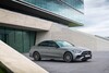 Elegancia y modernidad: Mercedes Clase C Híbrido delante de arquitectura contemporánea Elegancia y modernidad: Mercedes Clase C Híbrido delante de arquitectura contemporánea