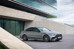 Elegancia y modernidad: Mercedes Clase C Híbrido delante de arquitectura contemporánea Elegancia y modernidad: Mercedes Clase C Híbrido delante de arquitectura contemporánea