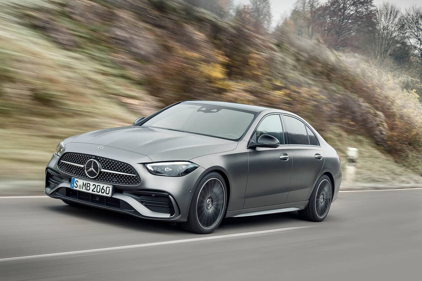 Perfil lateral delantero del Mercedes Clase C Híbrido