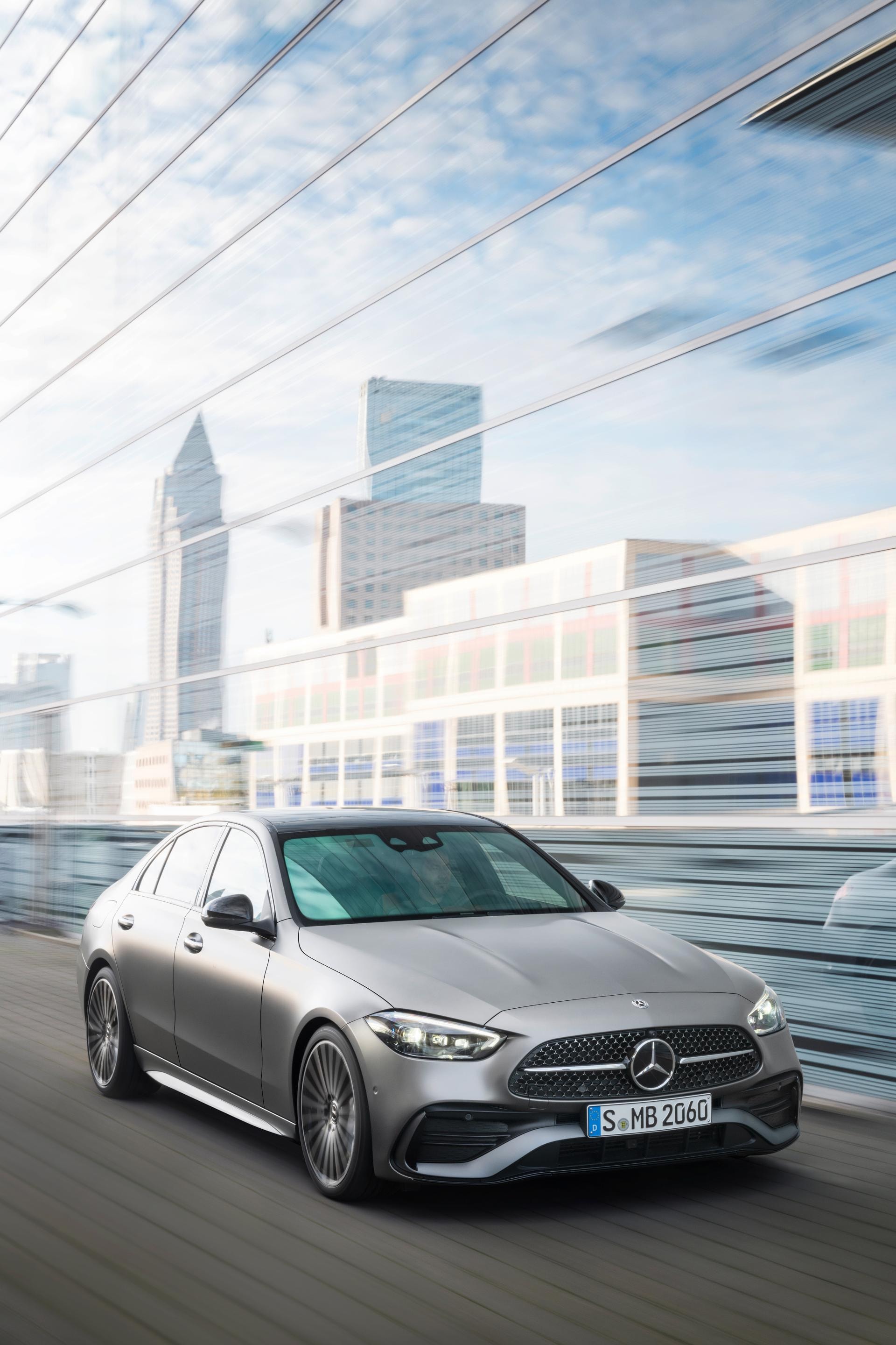 Vehículo en movimiento resaltando su diseño lateral y su adaptabilidad urbana.