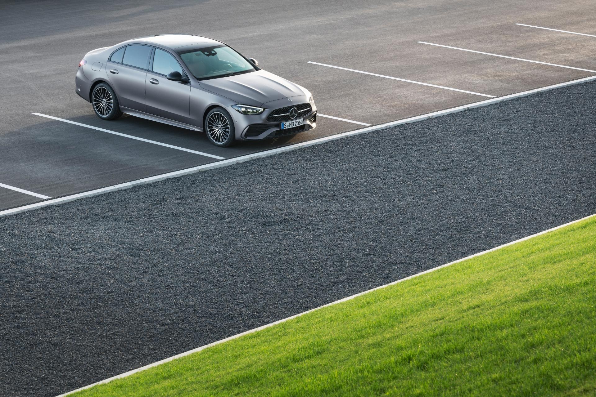 Perspectiva aérea que muestra la silueta elegante y deportiva del vehículo.