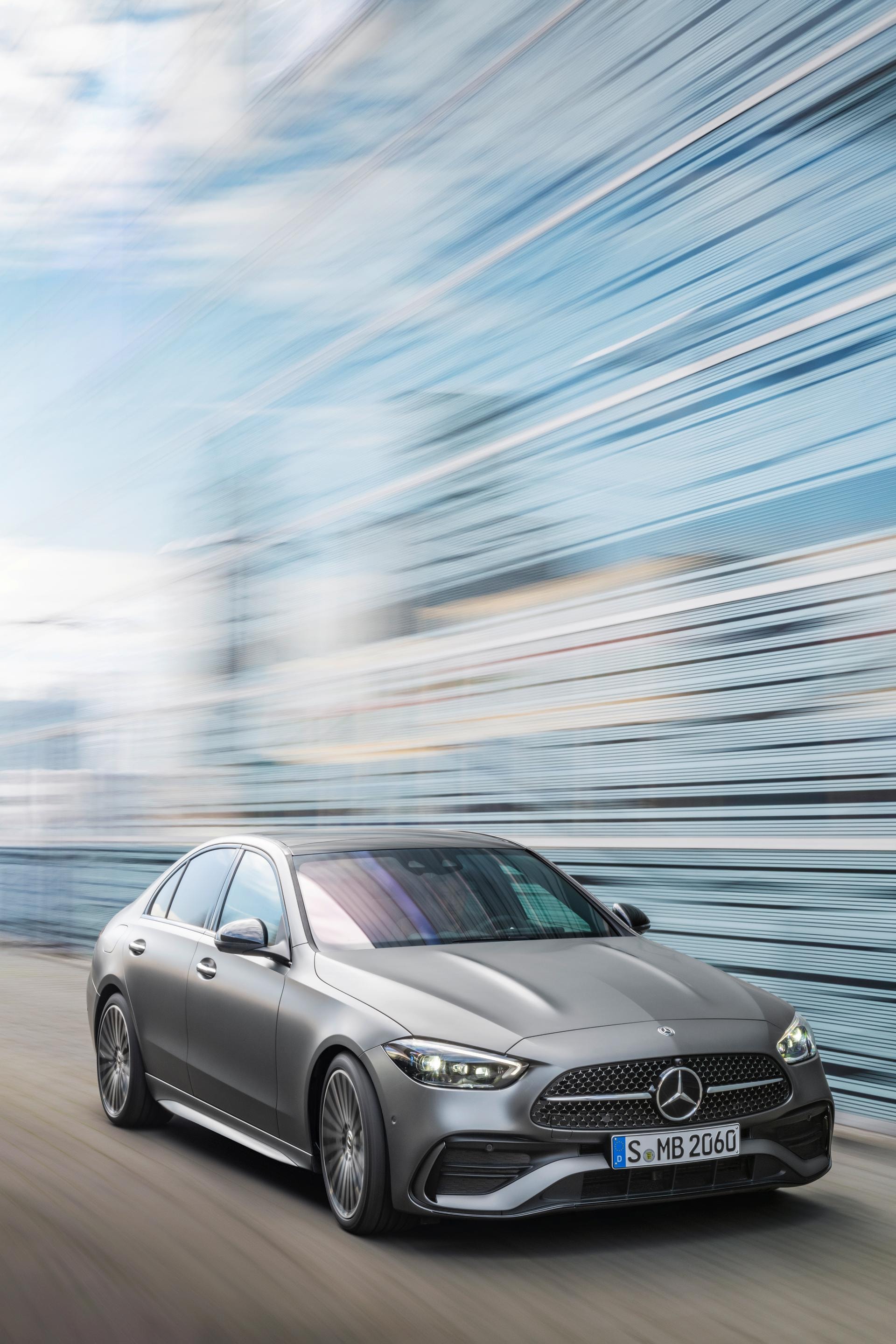 Perfil del vehículo en movimiento capturando su esencia dinámica y moderna.