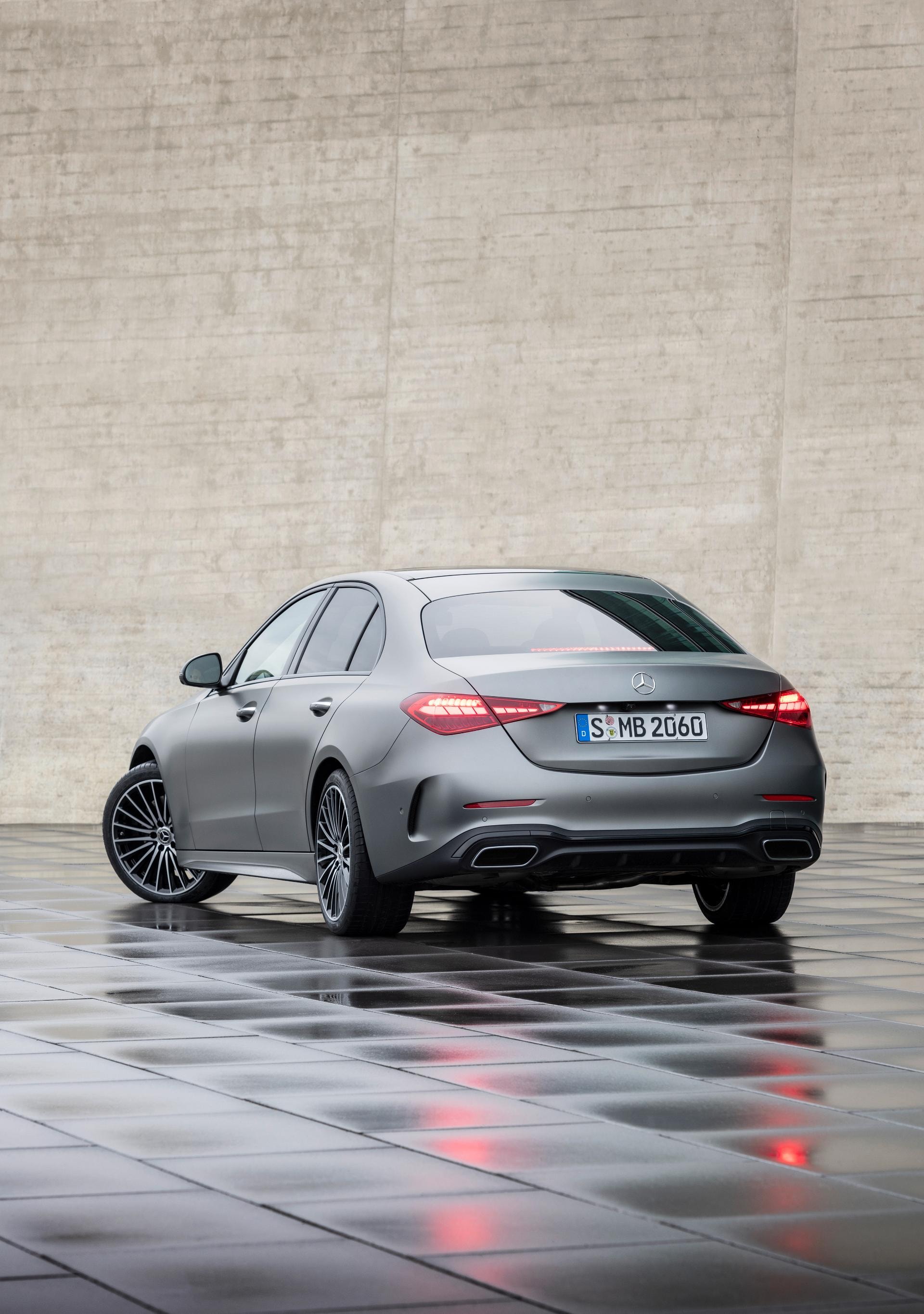 Vista trasera del vehículo destacando su diseño de luces y aerodinámica.