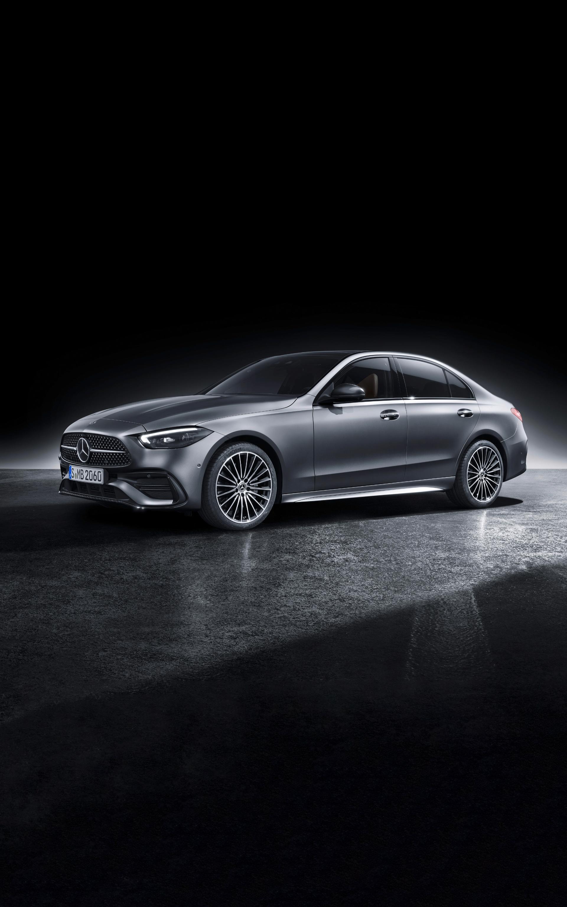 Vista lateral del Mercedes Clase C Híbrido destacando su diseño aerodinámico.