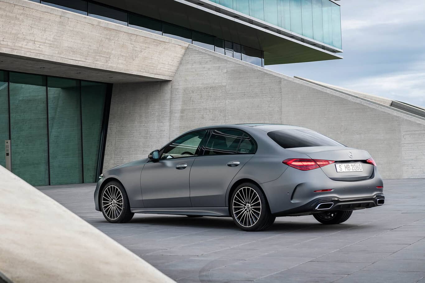 Vista trasera y lateral del Mercedes Clase C Híbrido