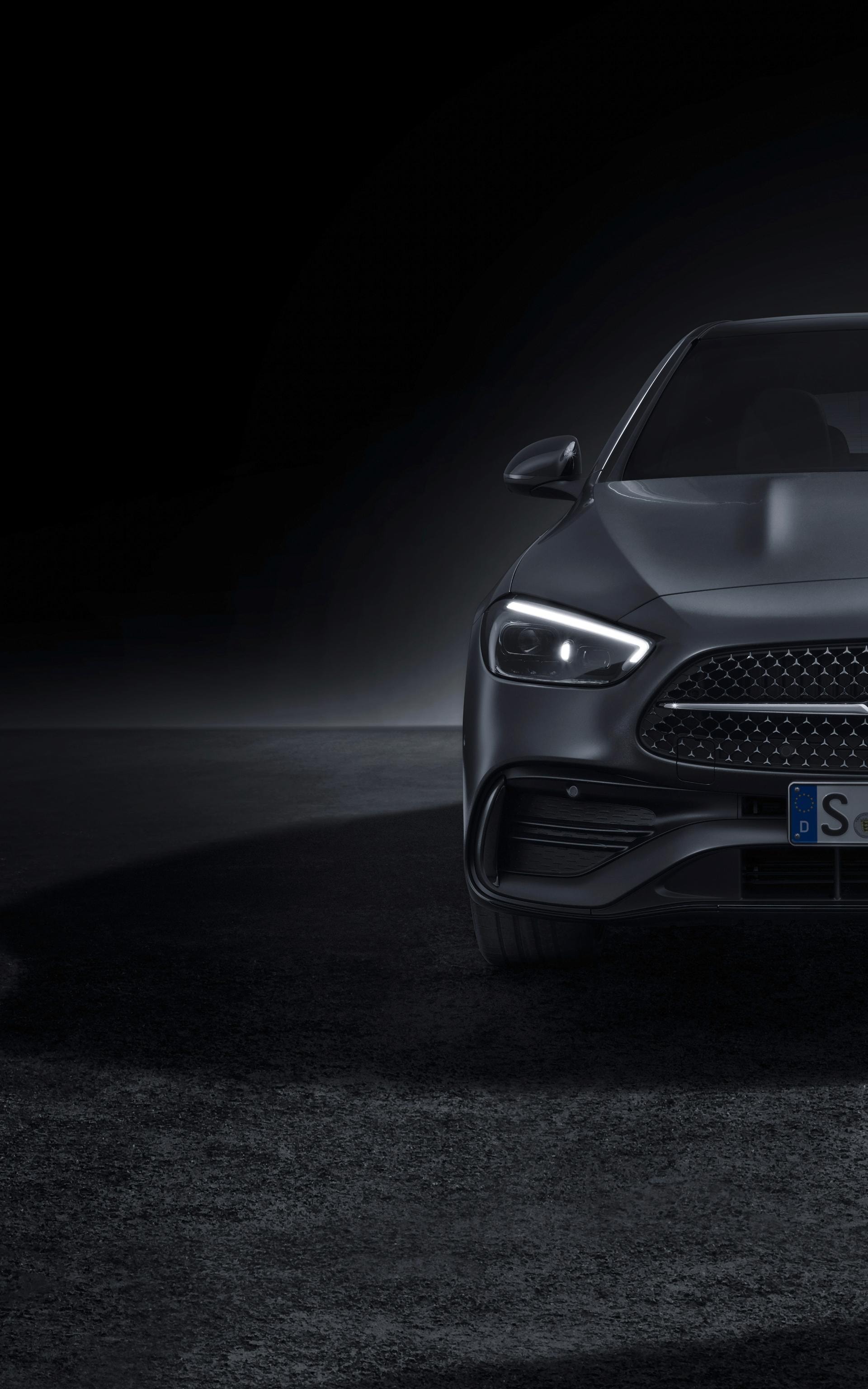 Primer plano del faro delantero del Mercedes Clase C Híbrido, diseño y tecnología.