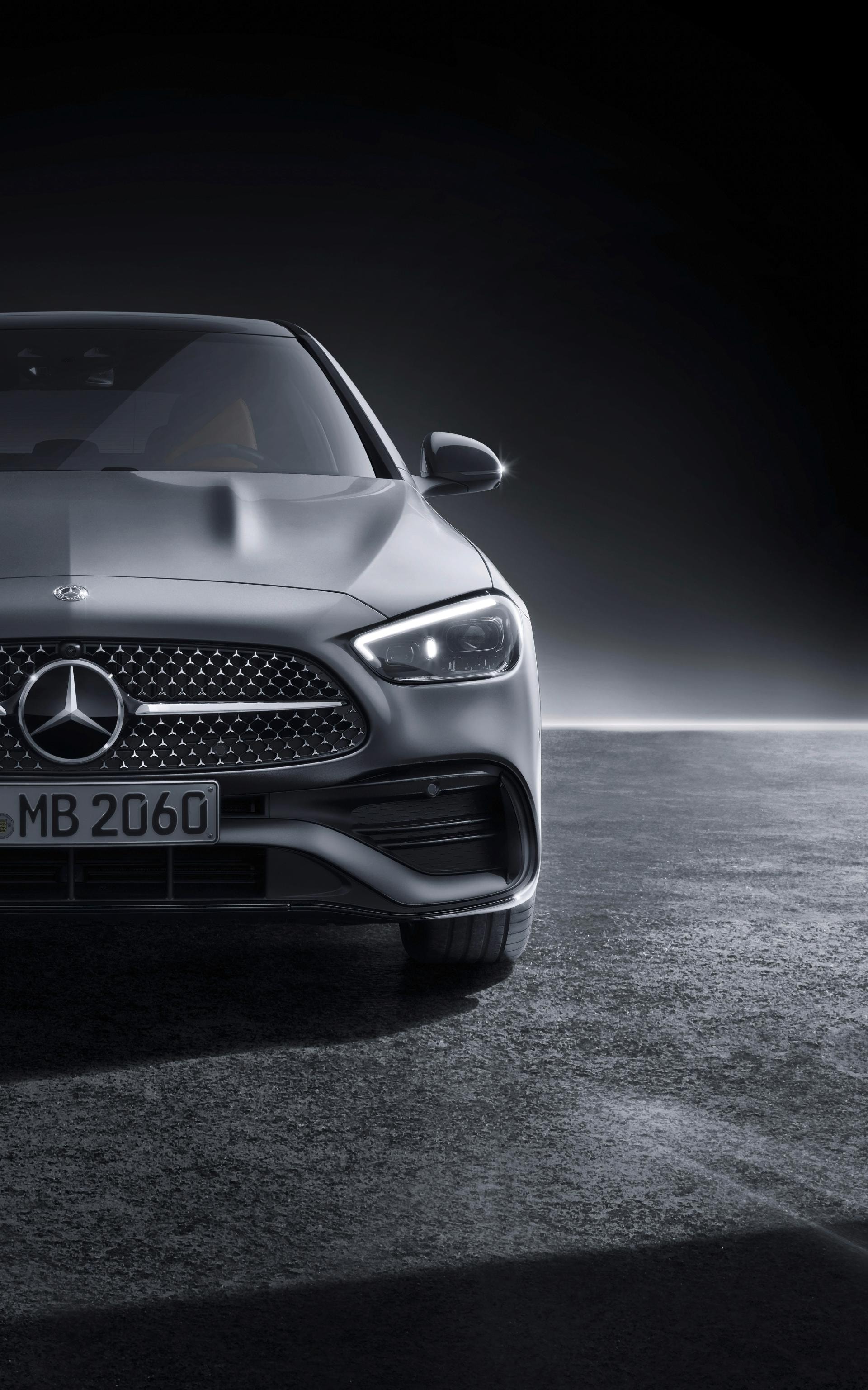 Vista cercana a la parrilla delantera del Mercedes Clase C Híbrido.