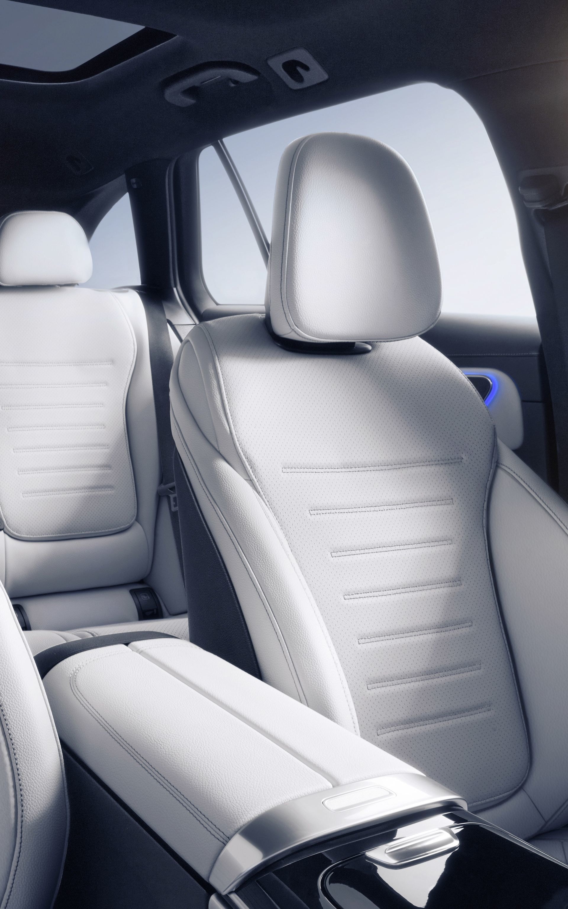 Asientos delanteros en color blanco del Mercedes Clase C.