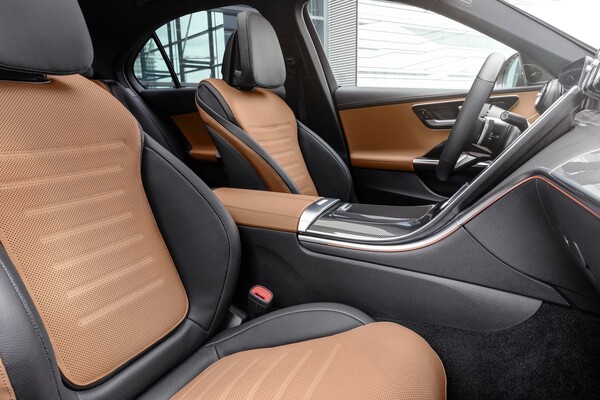 Asientos en cuero de alta calidad del Mercedes Clase C, mostrando su confort y diseño. Asientos en cuero de alta calidad del Mercedes Clase C, mostrando su confort y diseño.