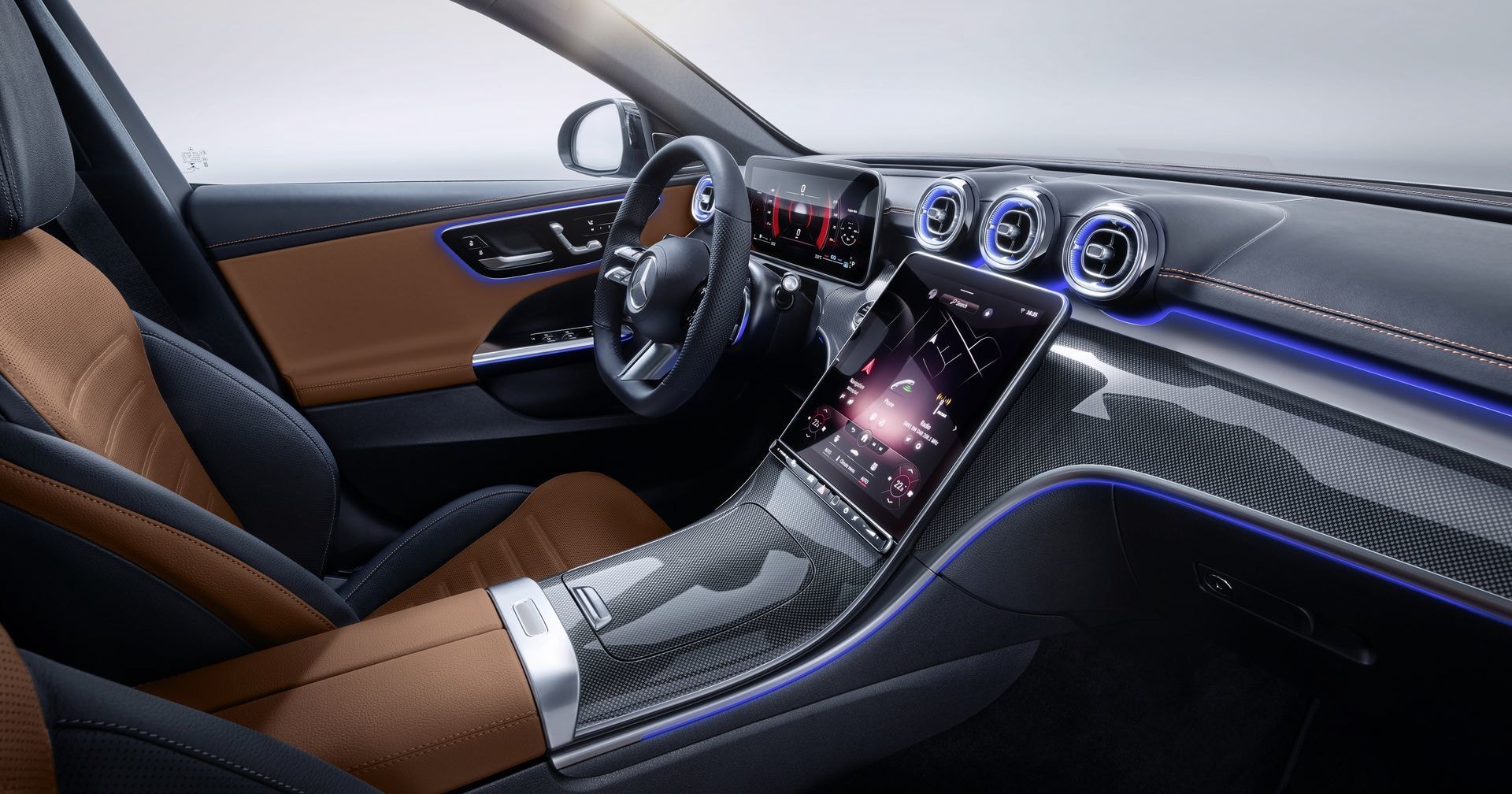 Cockpit lujoso con un acabado marrón y tecnología de vanguardia.