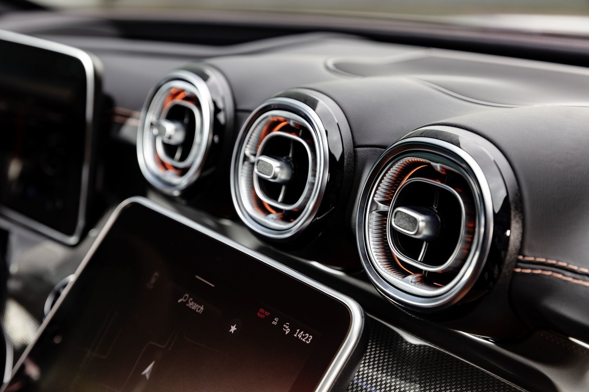 Rejillas de ventilación con acabado metálico y diseño moderno.