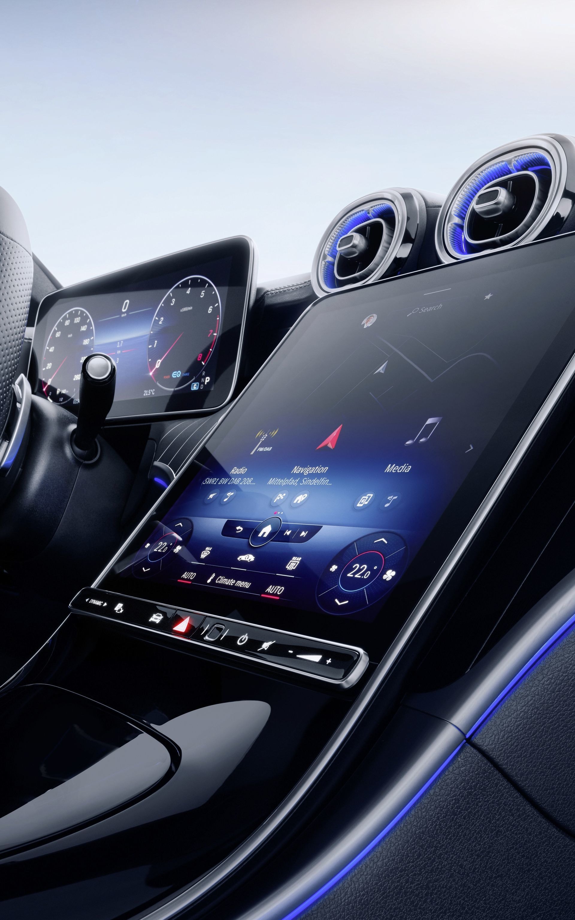 Vista de las pantallas digitales, instrumental y central, en el Clase C.