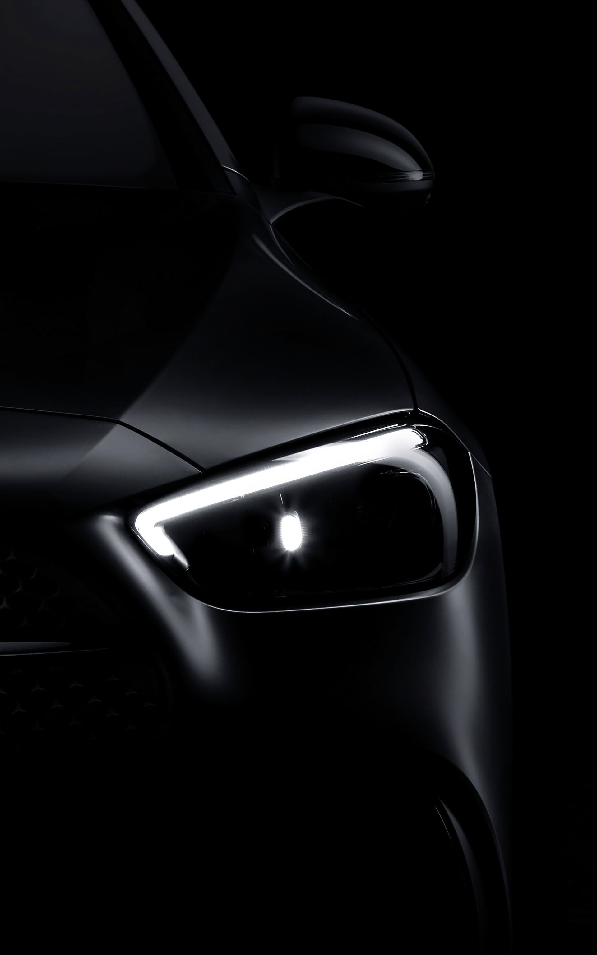 Primer plano del faro LED de un Mercedes Clase C.