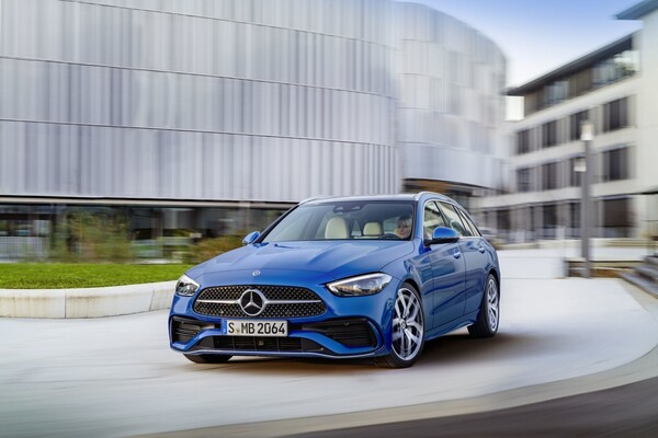 Mercedes Clase C en color azul con vista frontal, resaltando su parrilla y faros. Mercedes Clase C en color azul con vista frontal, resaltando su parrilla y faros.
