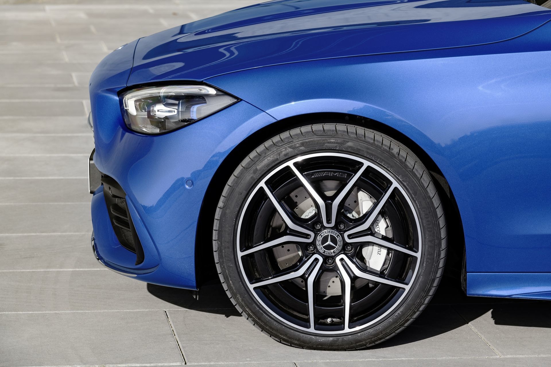 Detalle de la llanta de aleación de un Mercedes Clase C, diseño elegante.