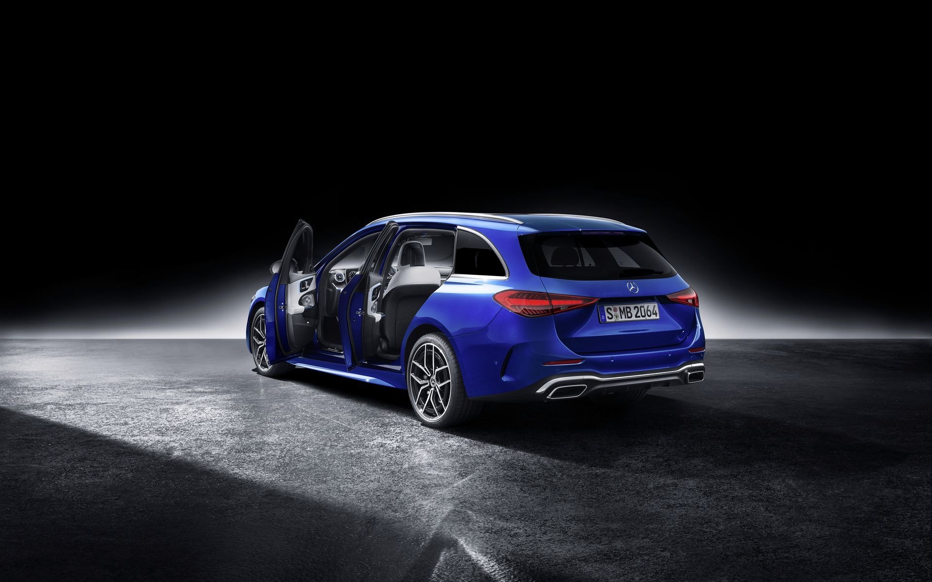 Imagen del Mercedes Clase C familiar con puertas abiertas, perfilando versatilidad.