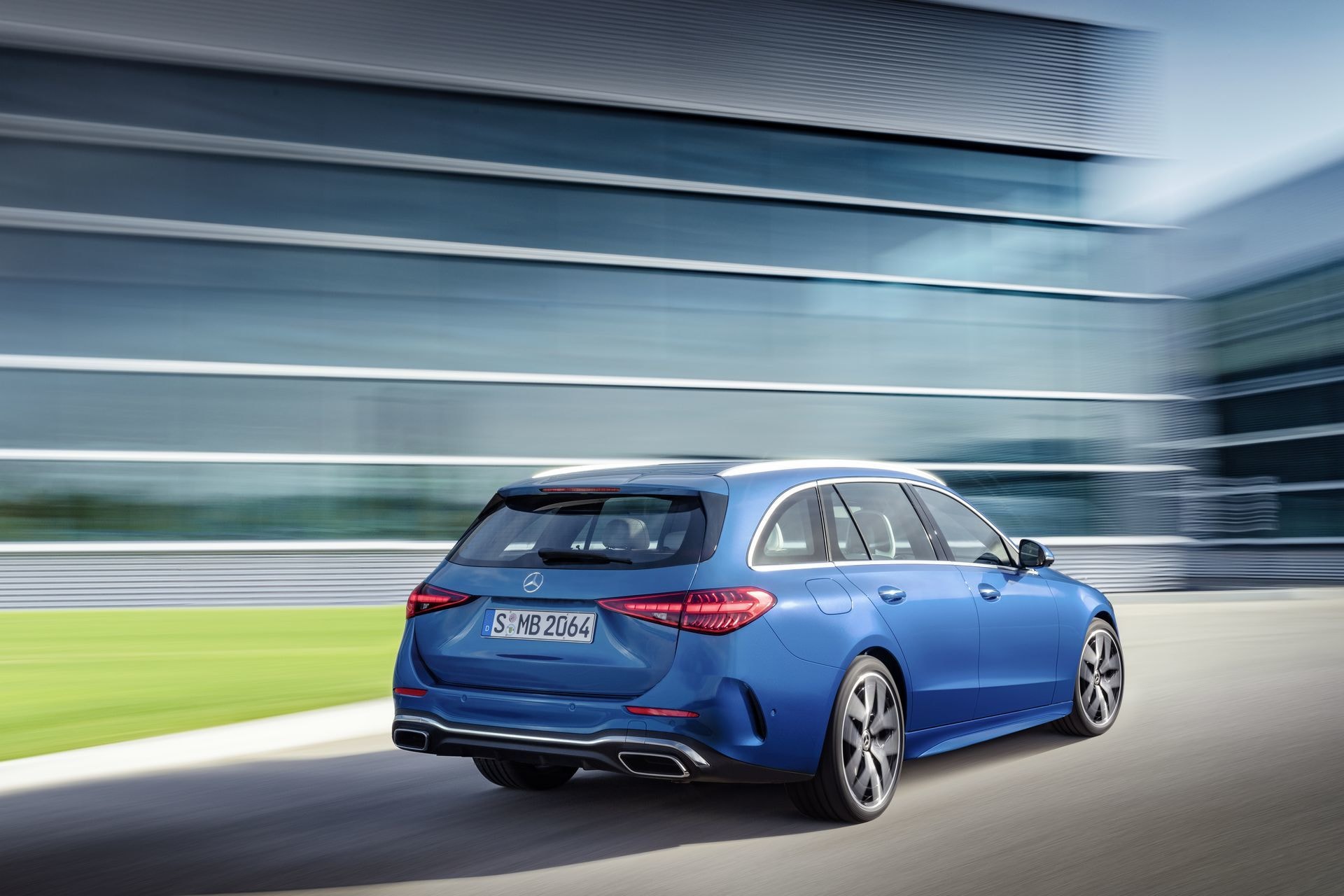 Mercedes Clase C en tono azul dinámico y diseño deportivo.