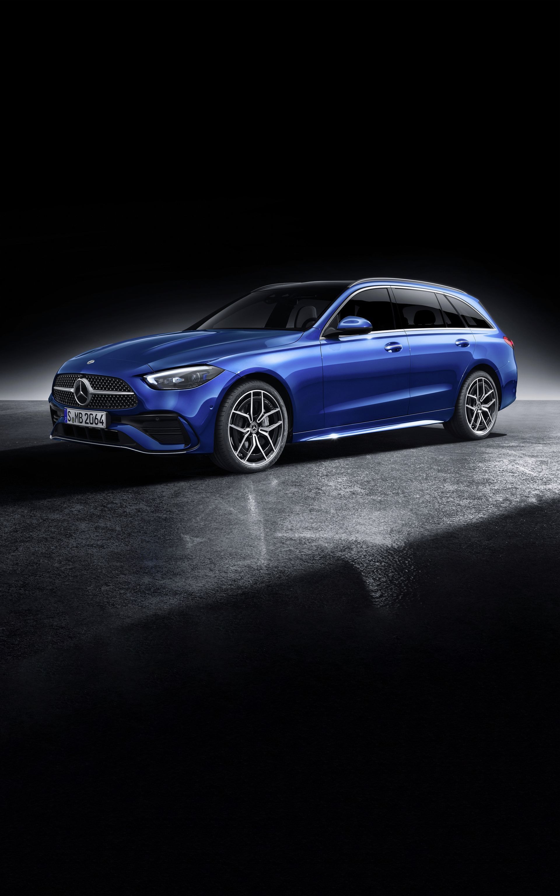 Vista lateral de un Mercedes Clase C en azul, imponente y elegante.