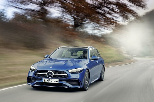 Vista dinámica frontal del Mercedes Clase C en carretera, enfatizando su diseño deportivo. Vista dinámica frontal del Mercedes Clase C en carretera, enfatizando su diseño deportivo.