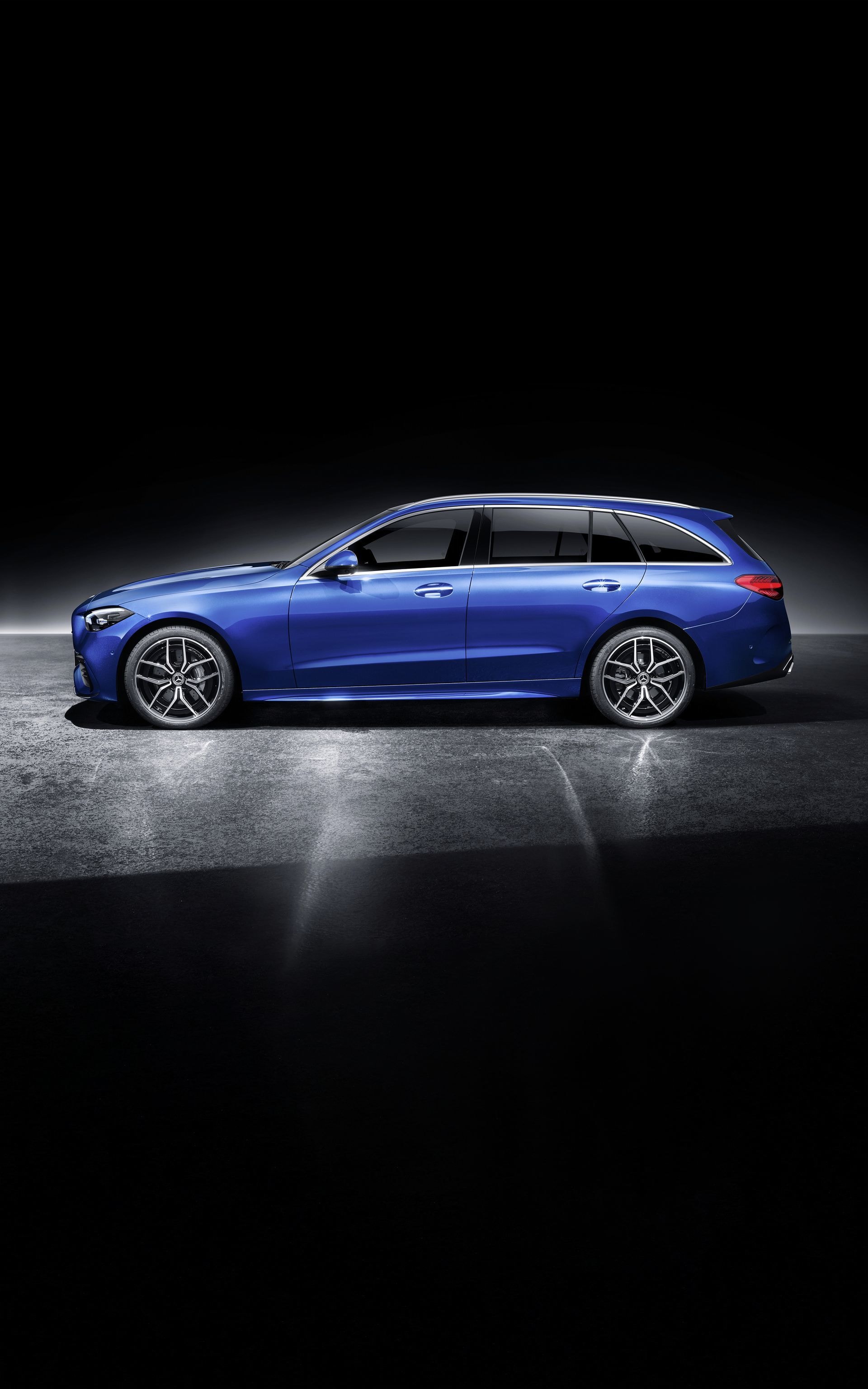 Perfil elegante del Mercedes Clase C familiar en azul profundo.