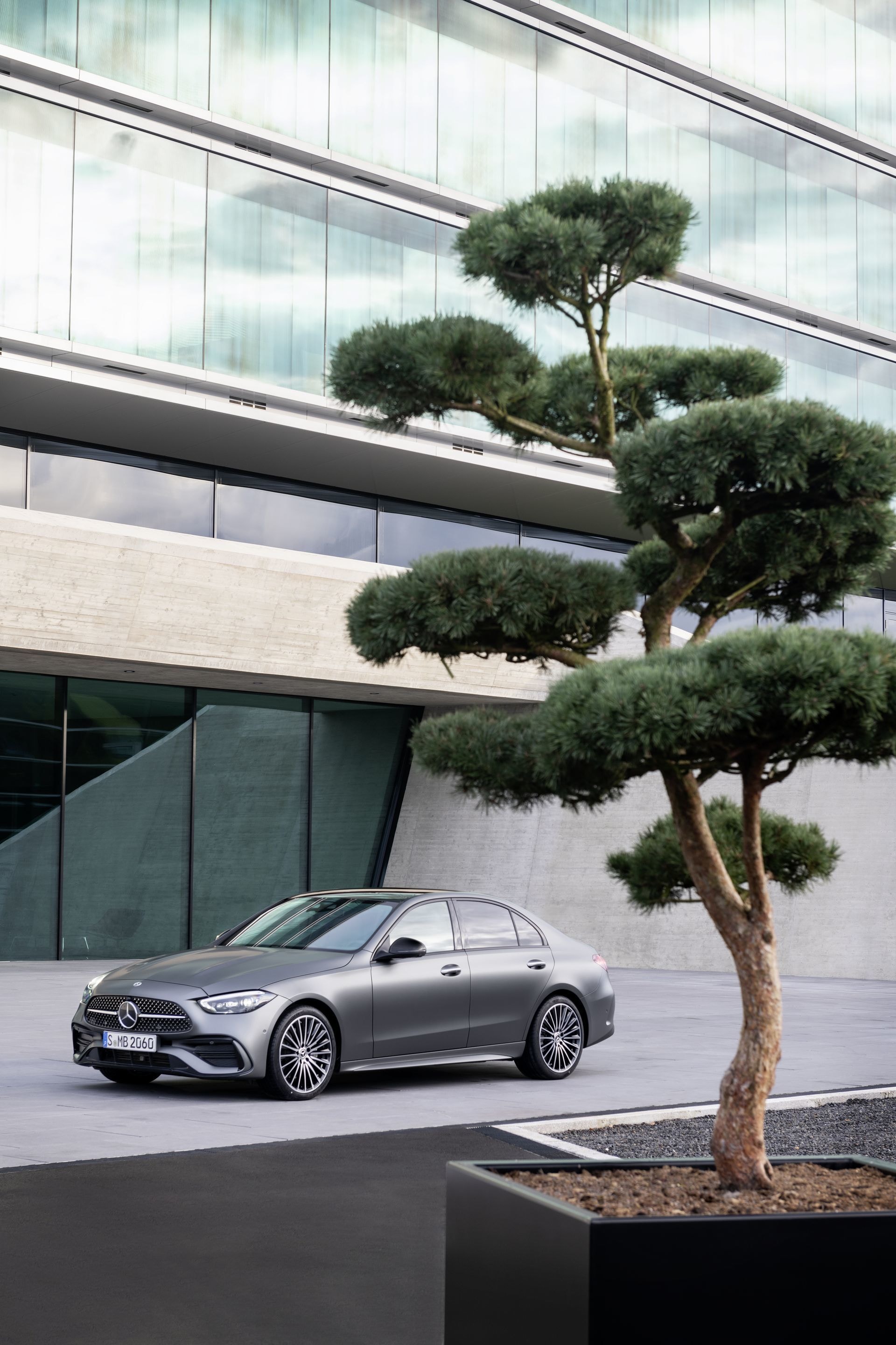 Mercedes Clase C con una vista frontal-lateral en un entorno moderno.