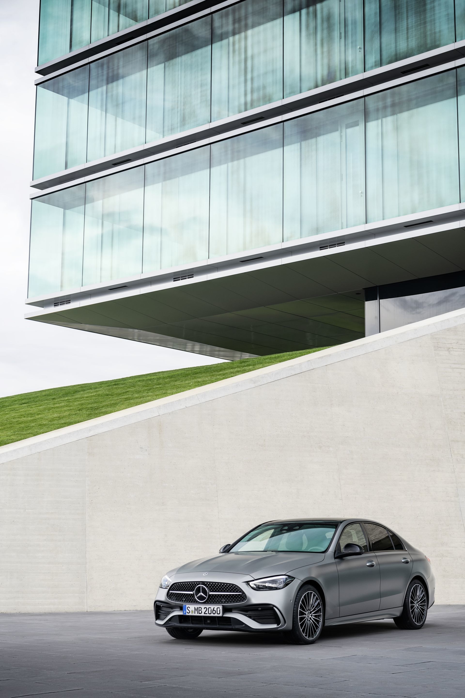 Imagen estática frontal y lateral del Mercedes Clase C con un fondo urbano.
