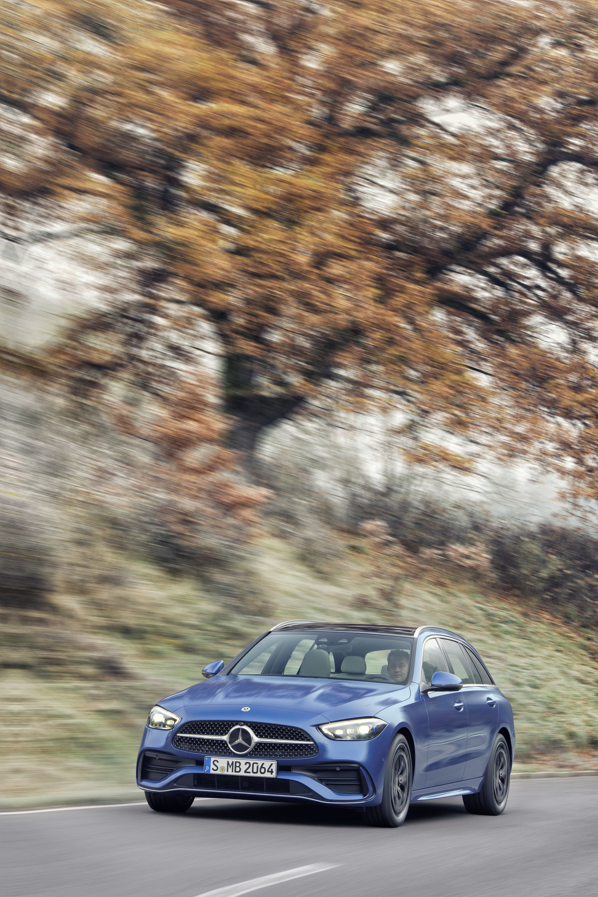 Mercedes Clase C en dinámica de conducción con ambiente otoñal.