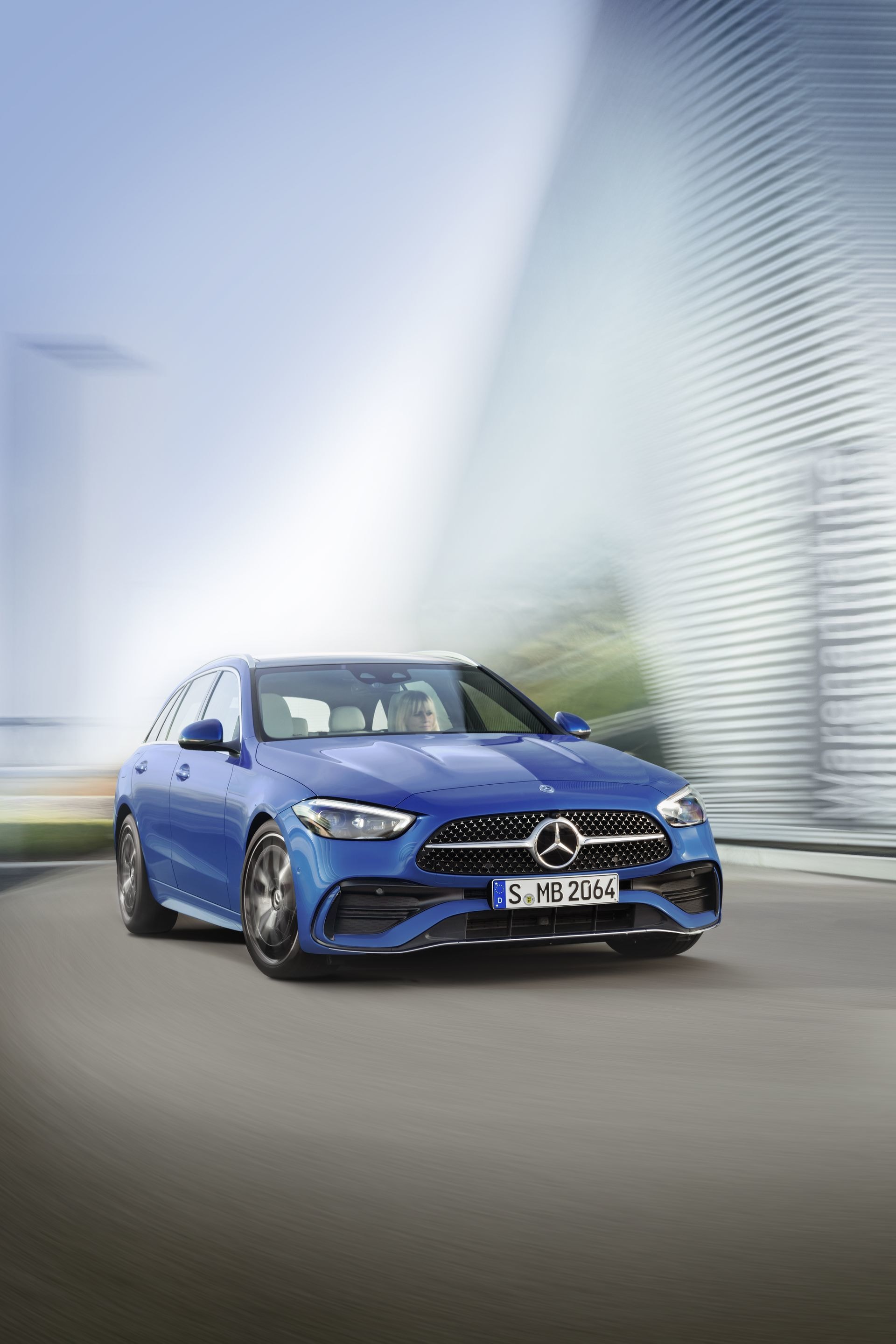 Vista dinámica del Mercedes Clase C en movimiento, destaca su diseño agresivo.