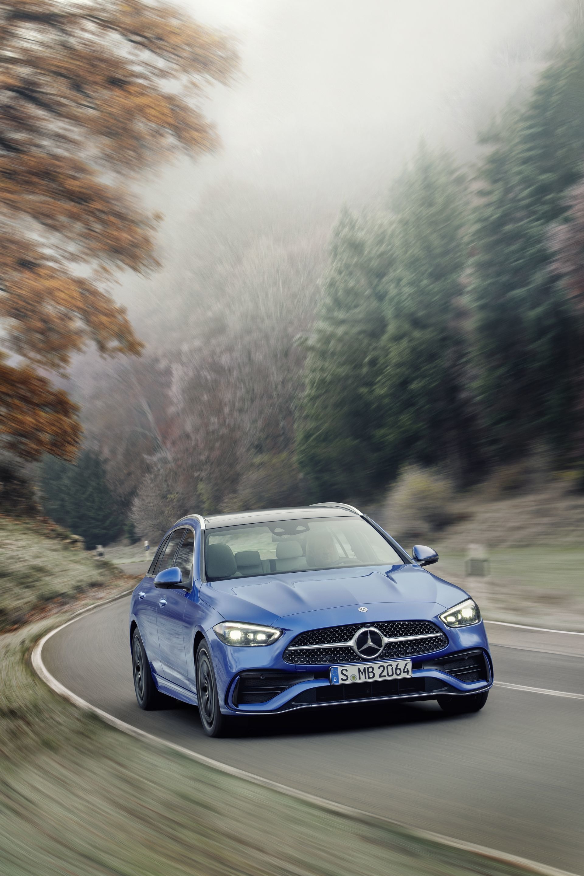 Vista dinámica del Mercedes Clase C en carretera