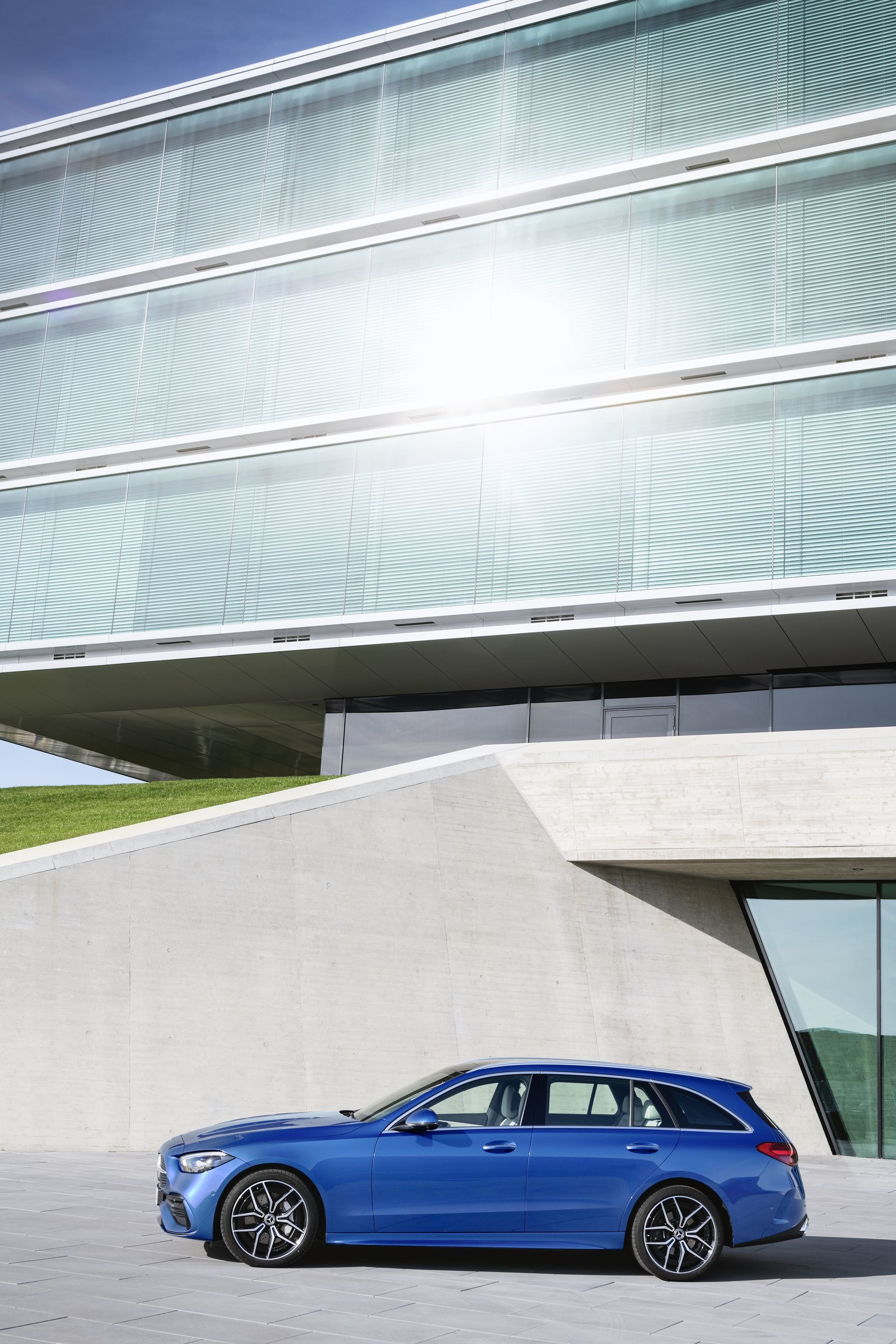 Vista lateral y de techo del Clase C Estate, donde destaca su diseño fluido.