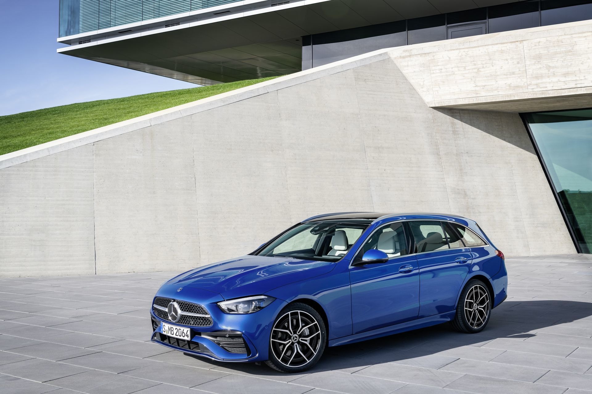 Mercedes Clase C Estate delante de arquitectura contemporánea.