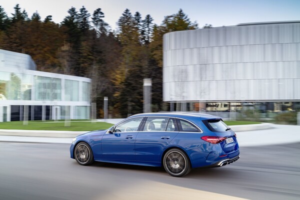 Perfil trasero del Mercedes Clase C Estate con enfoque en la aerodinámica y diseño. Perfil trasero del Mercedes Clase C Estate con enfoque en la aerodinámica y diseño.