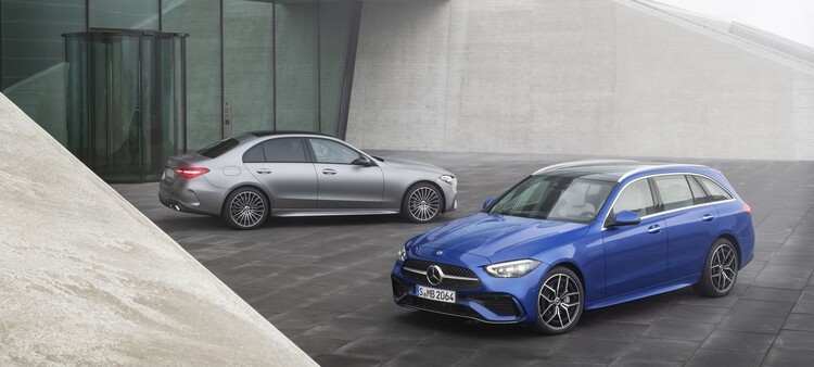 Comparativa entre Mercedes Clase C Estate y Sedán, mostrando sus proporciones. Comparativa entre Mercedes Clase C Estate y Sedán, mostrando sus proporciones.