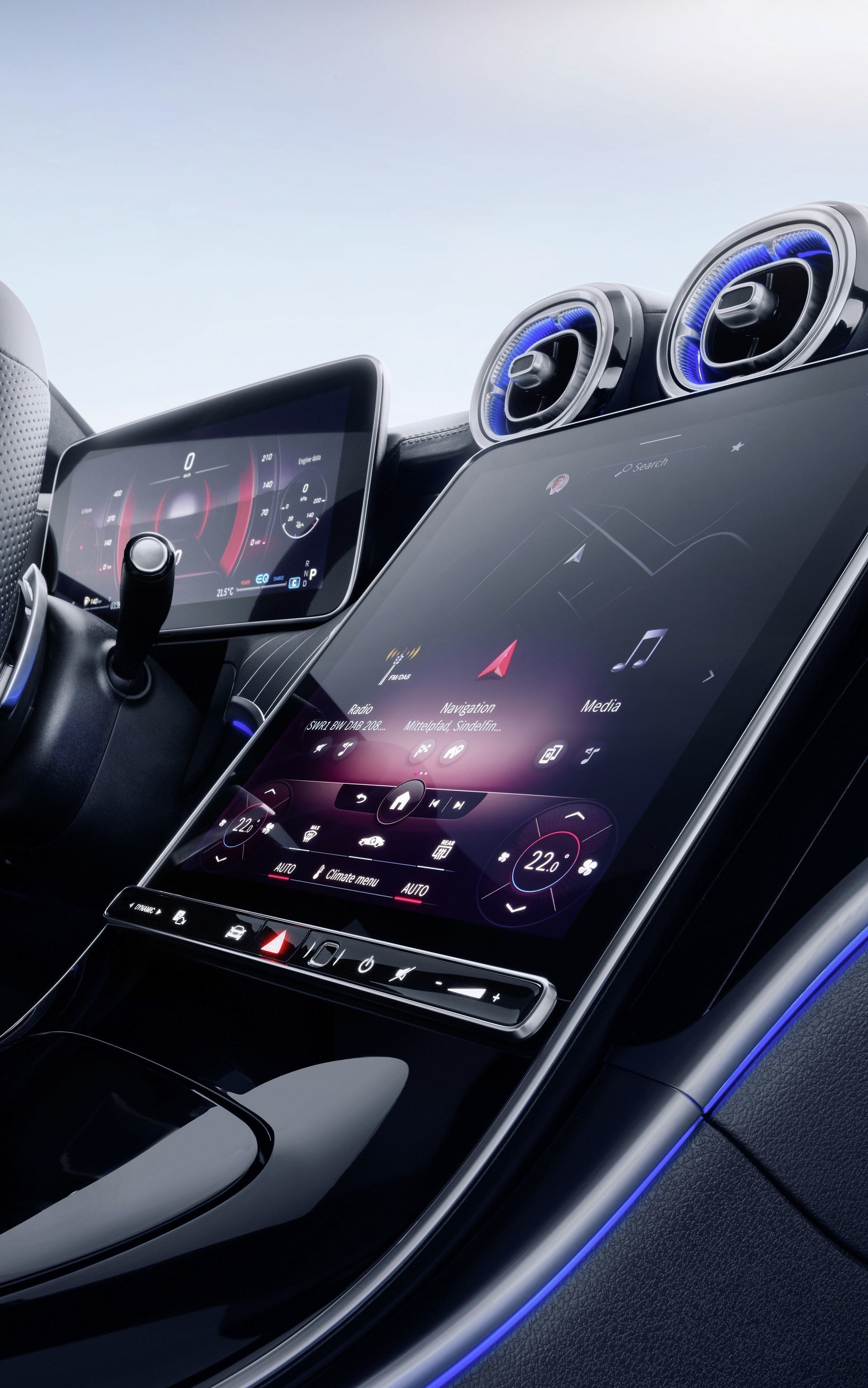 Vista lateral de un Mercedes Clase C familiar mostrando su practicidad y estilo